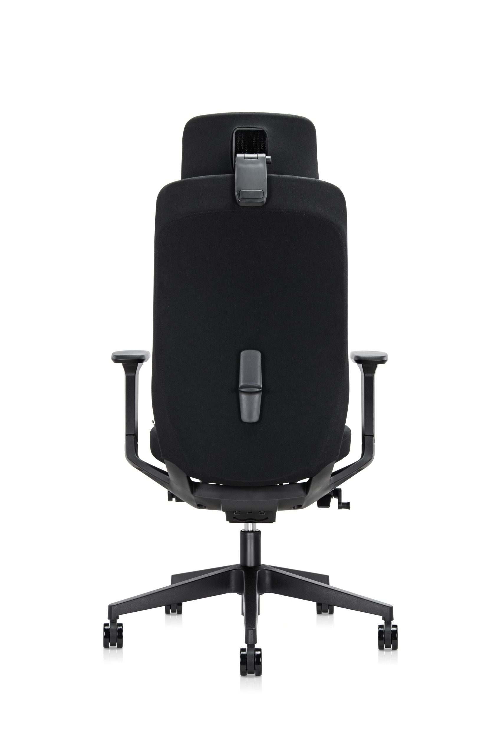 Widok z tyłu czarnego krzesła biurowego z zagłówkiem, podłokietnikami i kółkami.