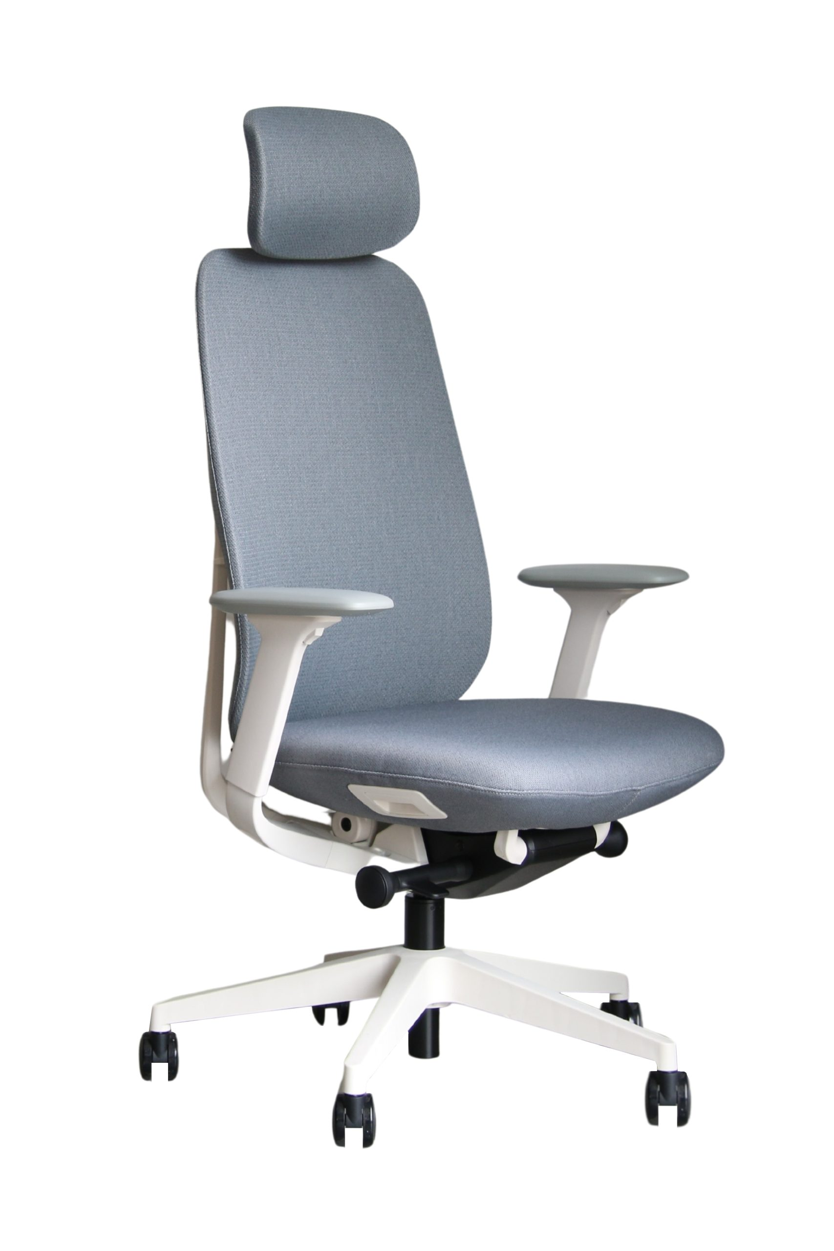 Szare krzesło biurowe z zagłówkiem i białymi podłokietnikami na białej podstawie.