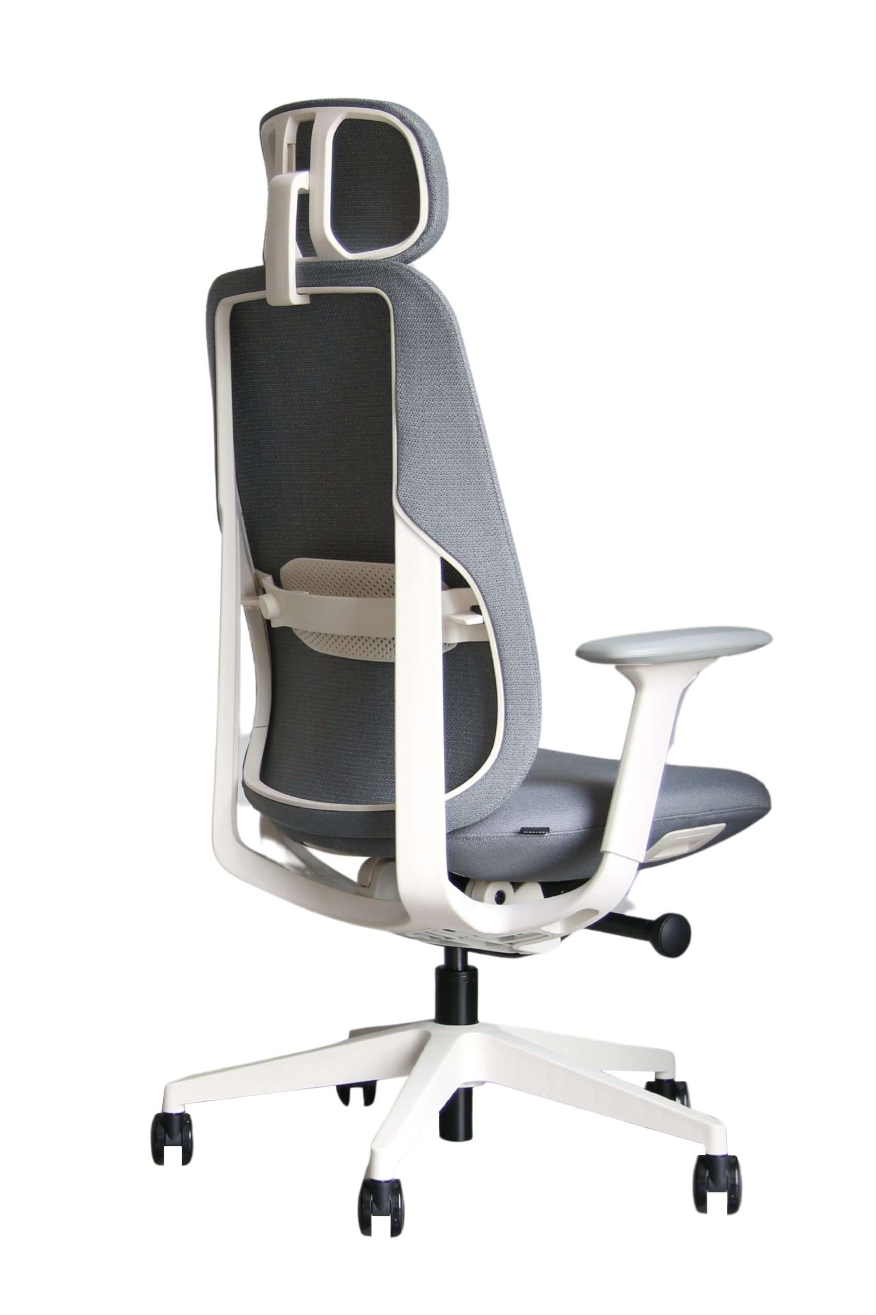 Szare krzesło biurowe z białym stelażem i zagłówkiem, widziane z boku.