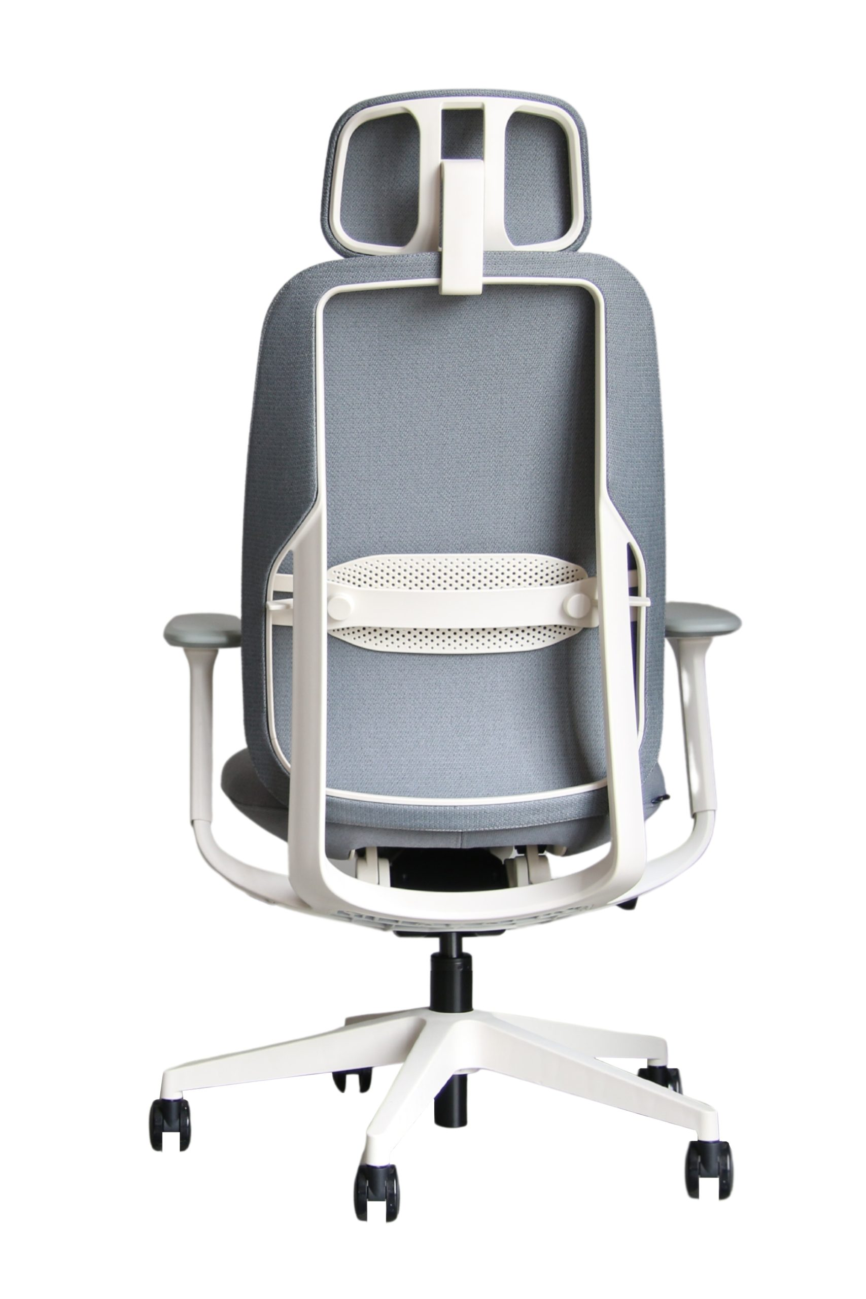 Szare krzesło biurowe z białym stelażem i kółkami, widziane od tyłu.