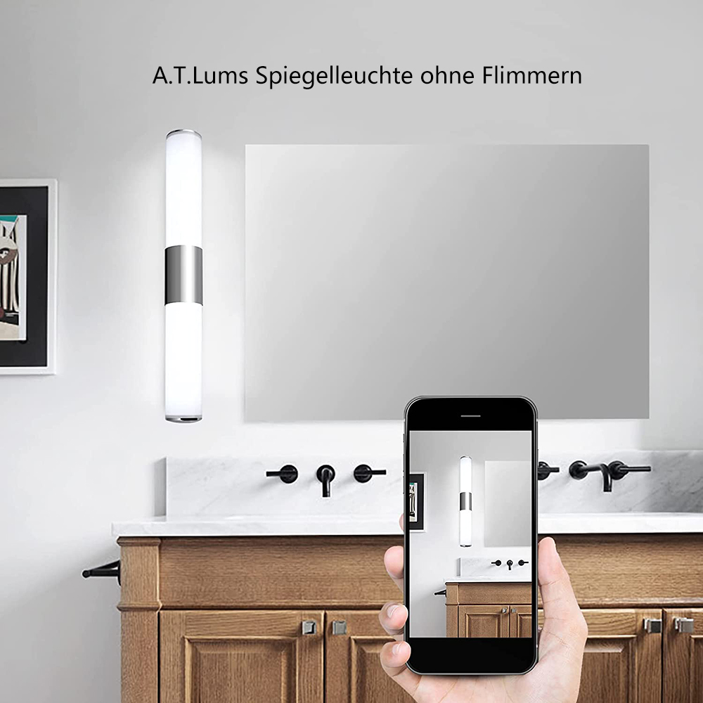 Badezimmer mit Holzeinbauschrank, Spiegel, Wandleuchte und Handy.
