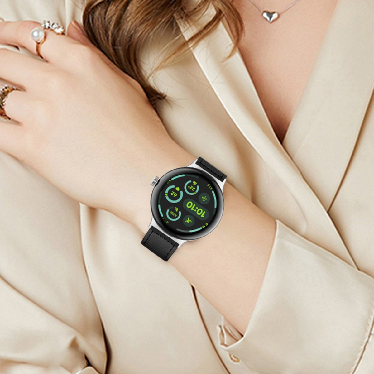 Eine Frau trägt eine Smartwatch mit schwarzem Armband. Die Uhr zeigt 10:10 Uhr an.