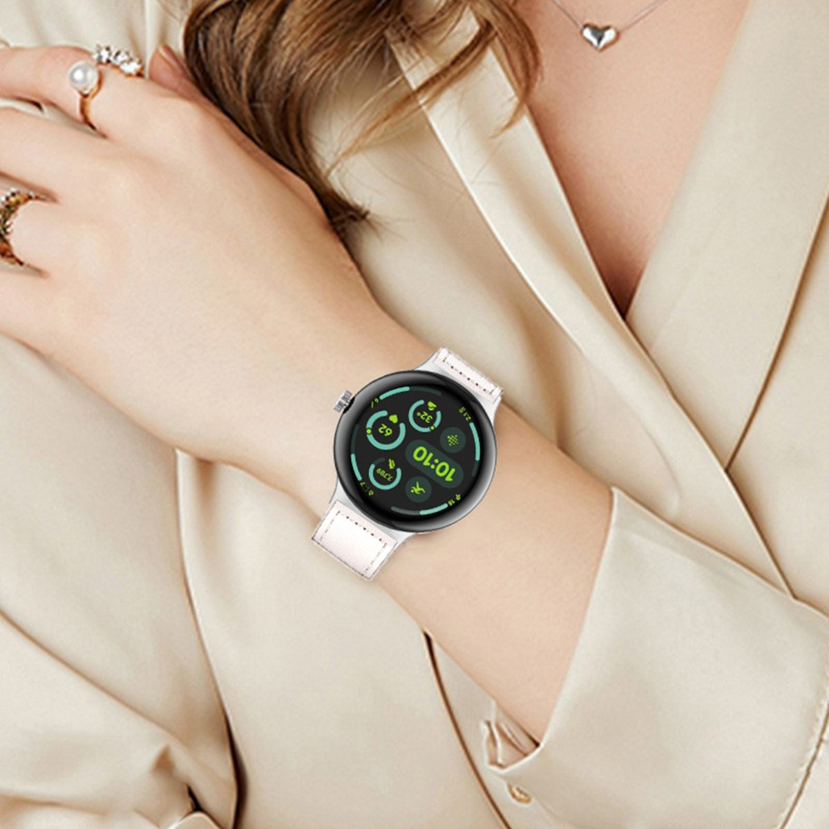 Eine Frau trägt eine Smartwatch mit weißem Armband. Das Zifferblatt zeigt 10:10 Uhr und Gesundheitsdaten.