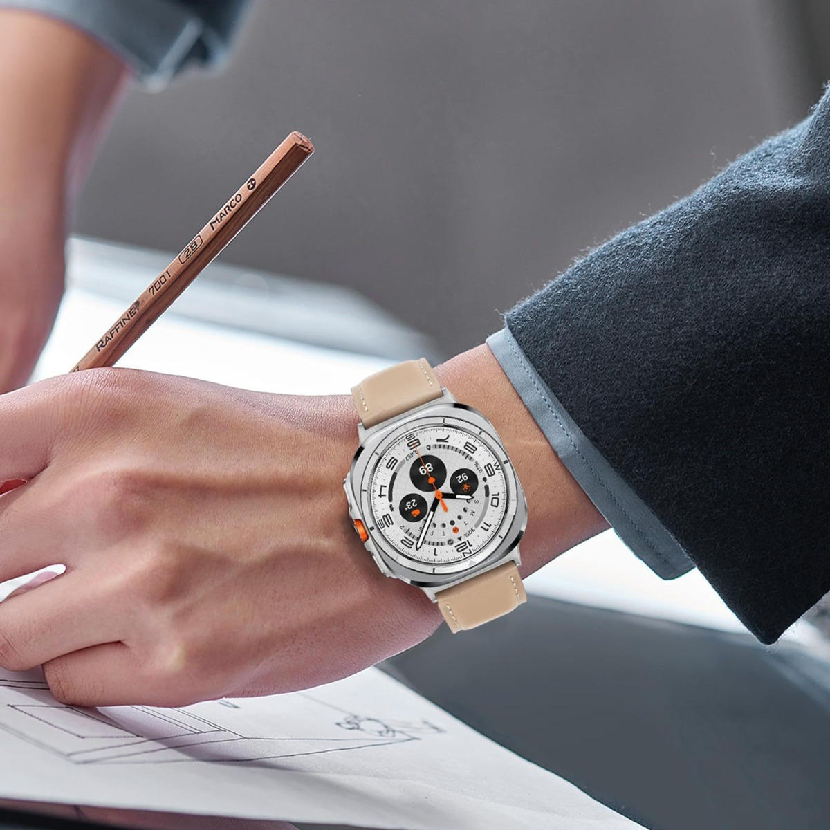 Una mano con un orologio e una matita su carte.