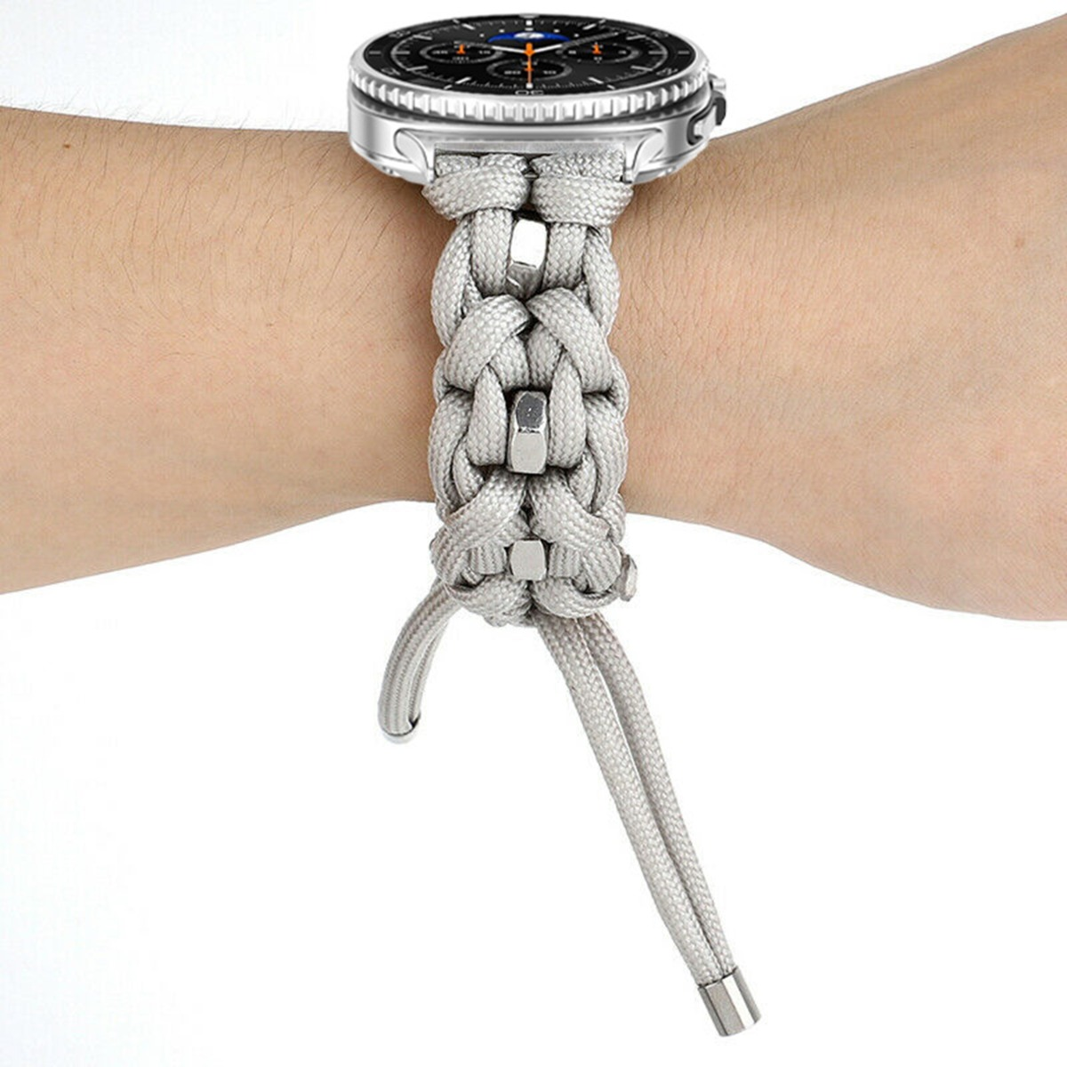 Cinturino per orologio in paracadute grigio con fibbia argentata su un polso con smartwatch.