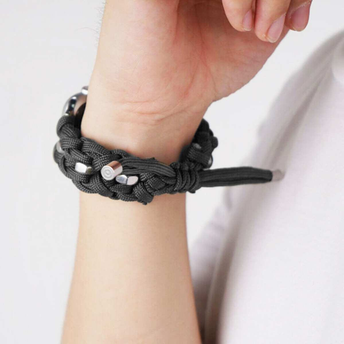 Bracciale in paracord grigio scuro con bulloni argentati e chiusura in metallo.