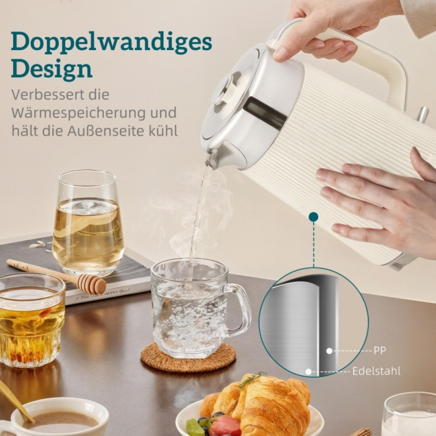 Wasser wird aus einem doppelwandigen Wasserkocher in Gläser gegossen.