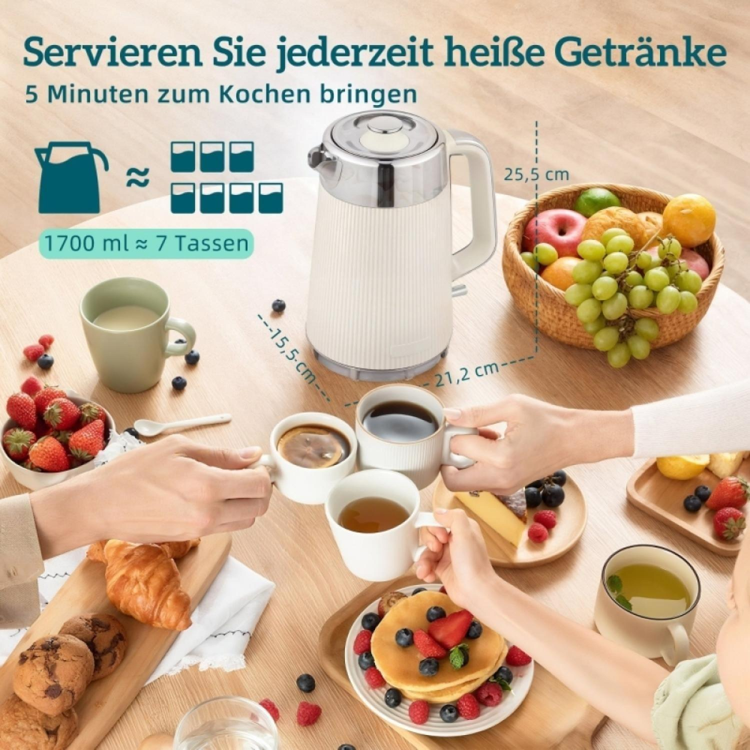 Ein Tisch mit Frühstück: Teekanne, Obst, Gebäck, Kaffee und Pfannkuchen.