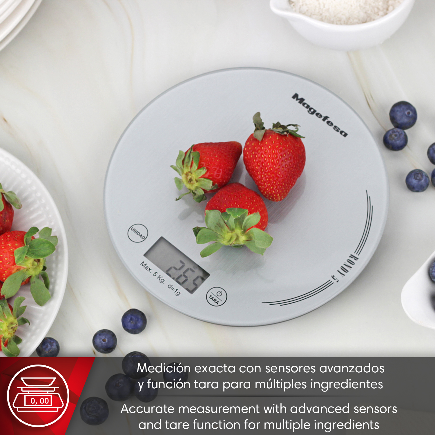 Una báscula de cocina digital con fresas y arándanos, muestra 2.69.