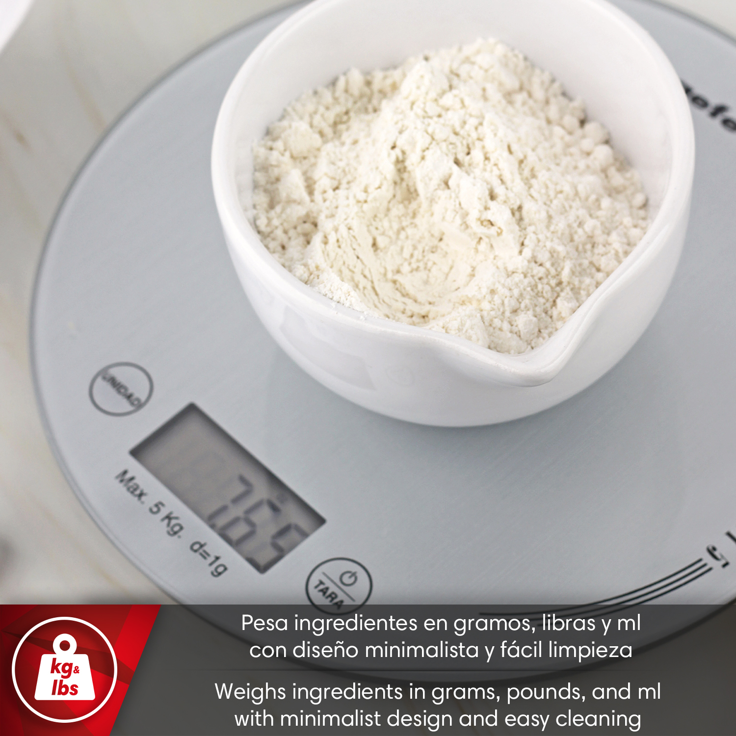 Un cuenco blanco con harina sobre una báscula de cocina digital que marca 7,69.