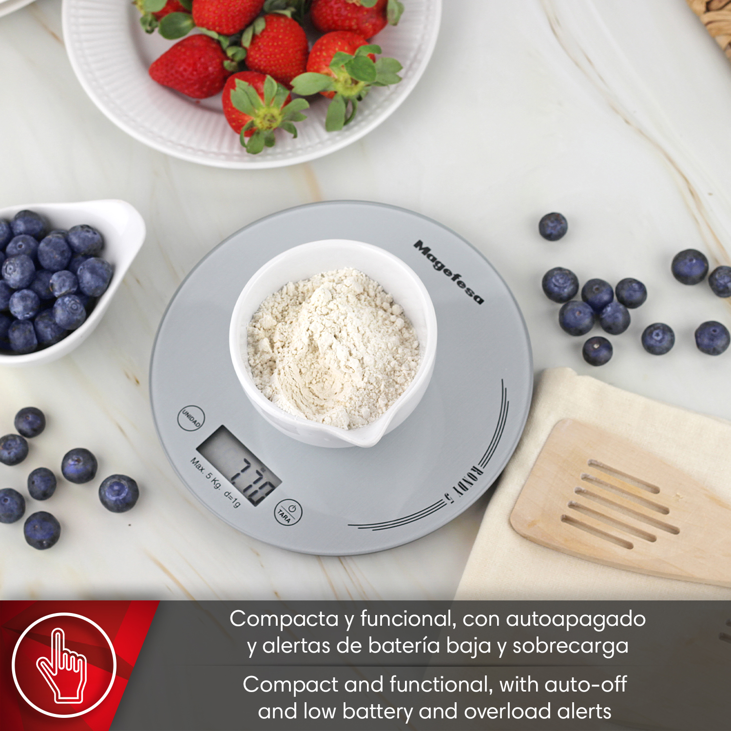 Una báscula de cocina digital con bayas y harina. Indica 77g.