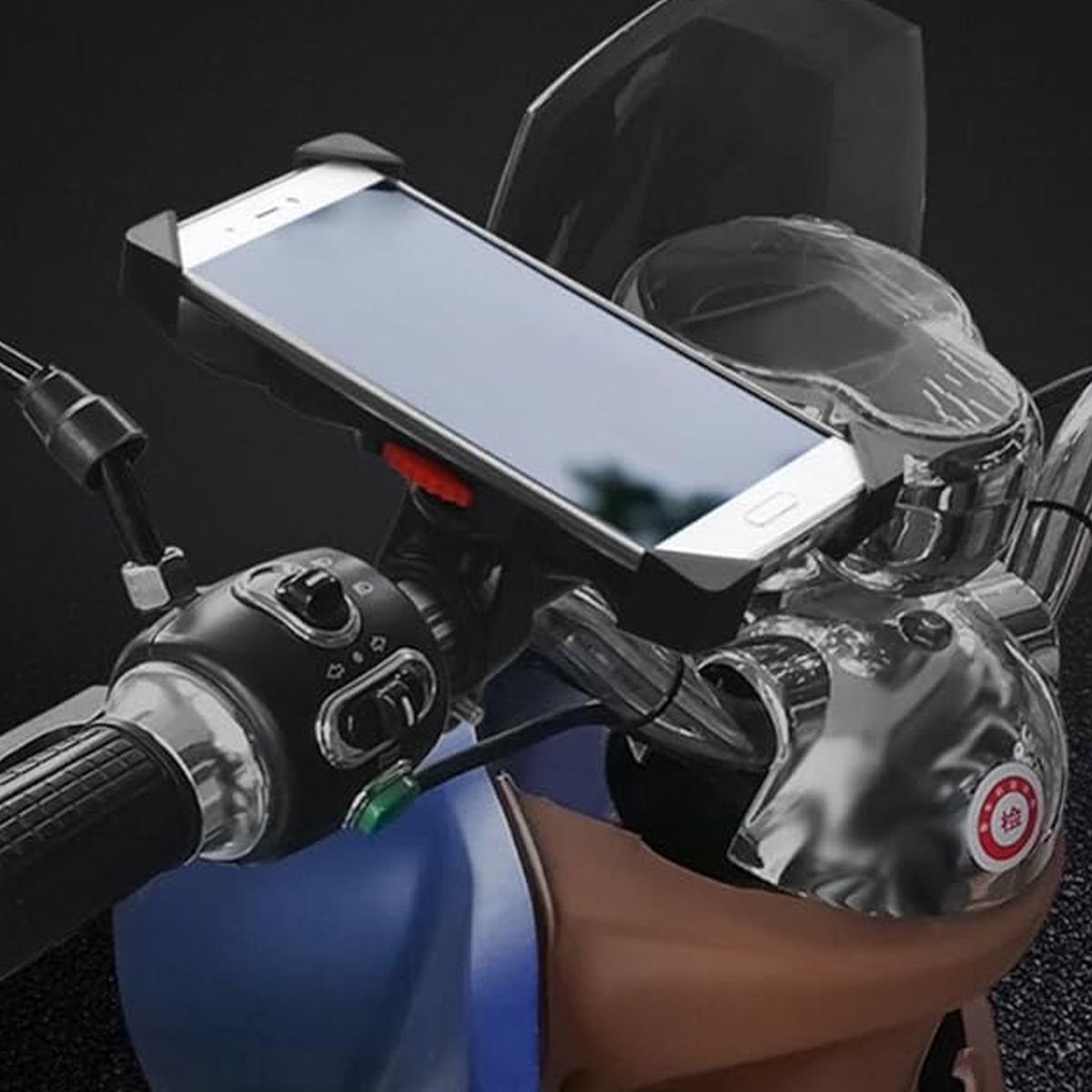 Smartphone-Halterung am Lenker eines Rollers mit silbernen und schwarzen Bedienelementen.