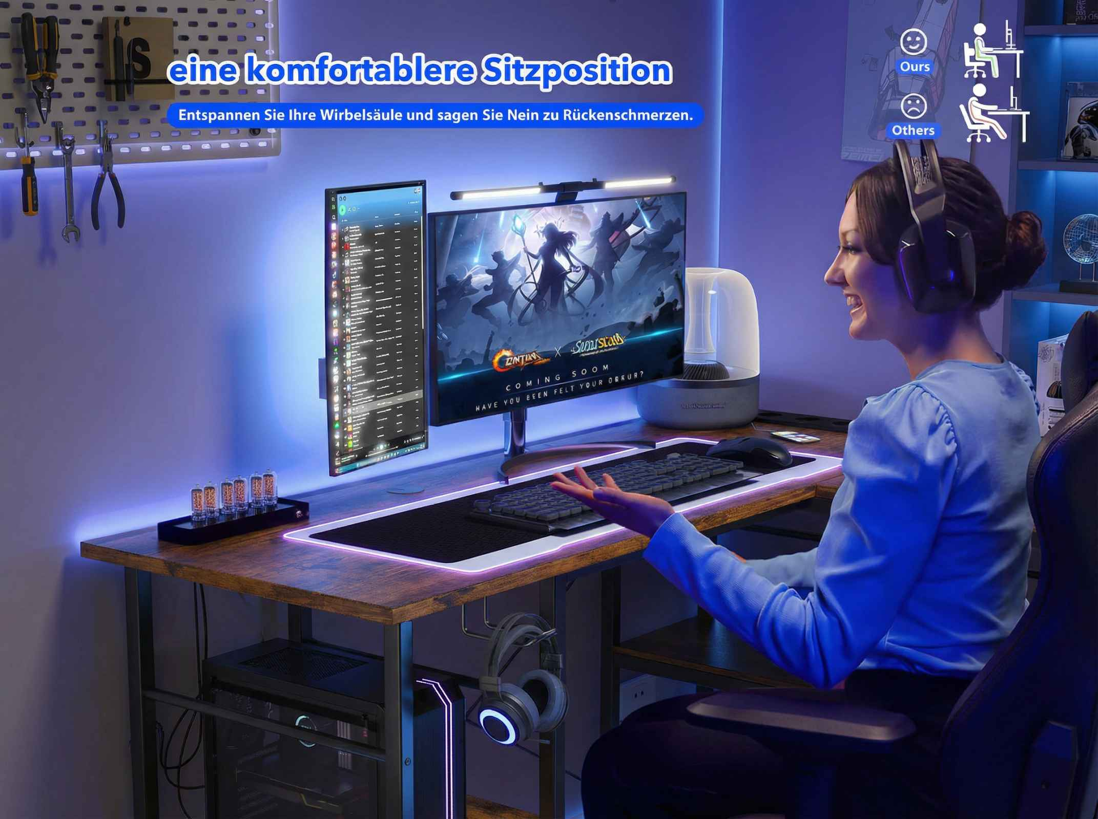 Frau mit Kopfhörern sitzt an einem Schreibtisch mit zwei Monitoren und leuchtender Tastatur.