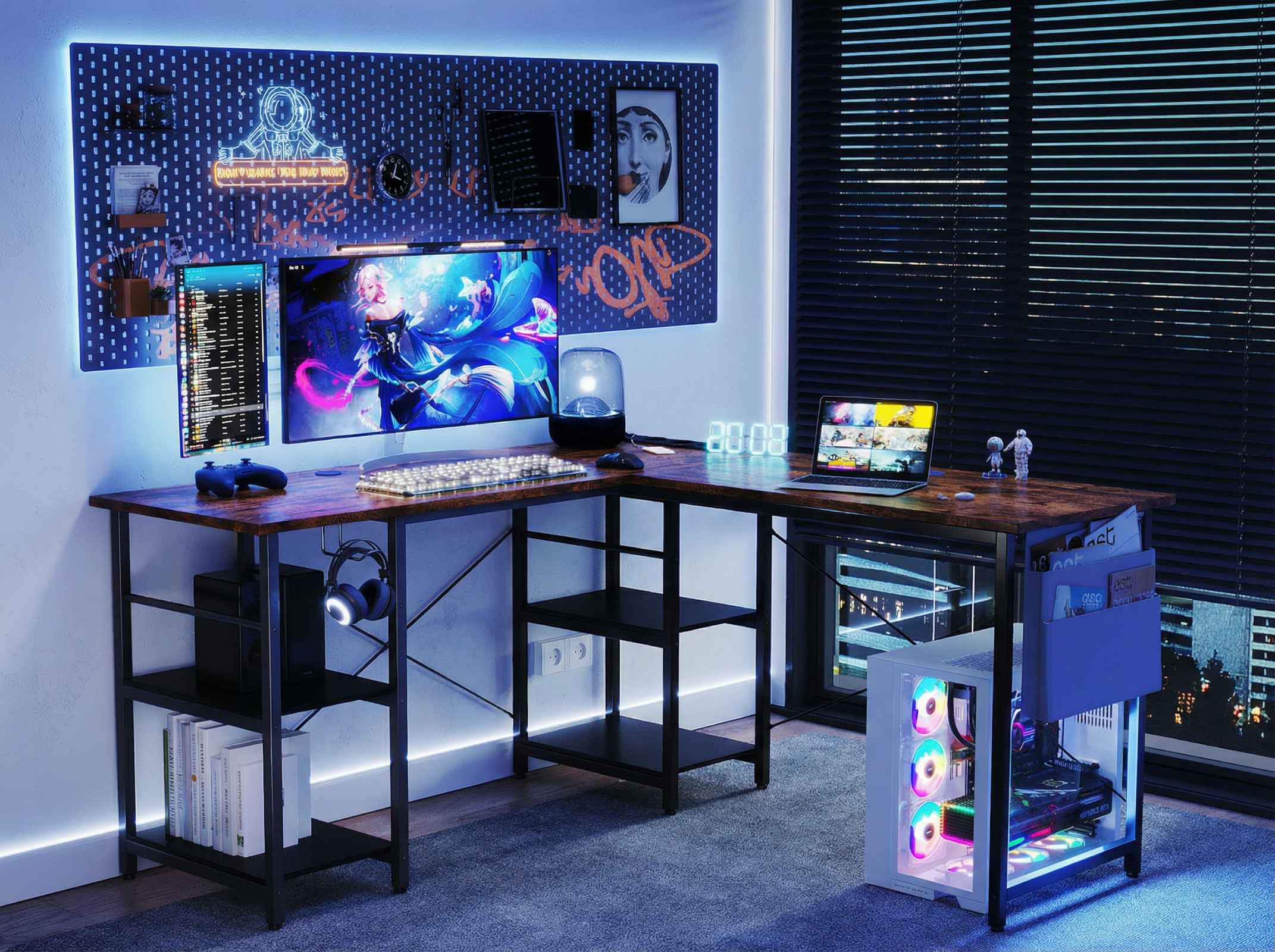 Ein Eckschreibtisch mit zwei Monitoren, Tastatur, Maus, Laptop und PC.