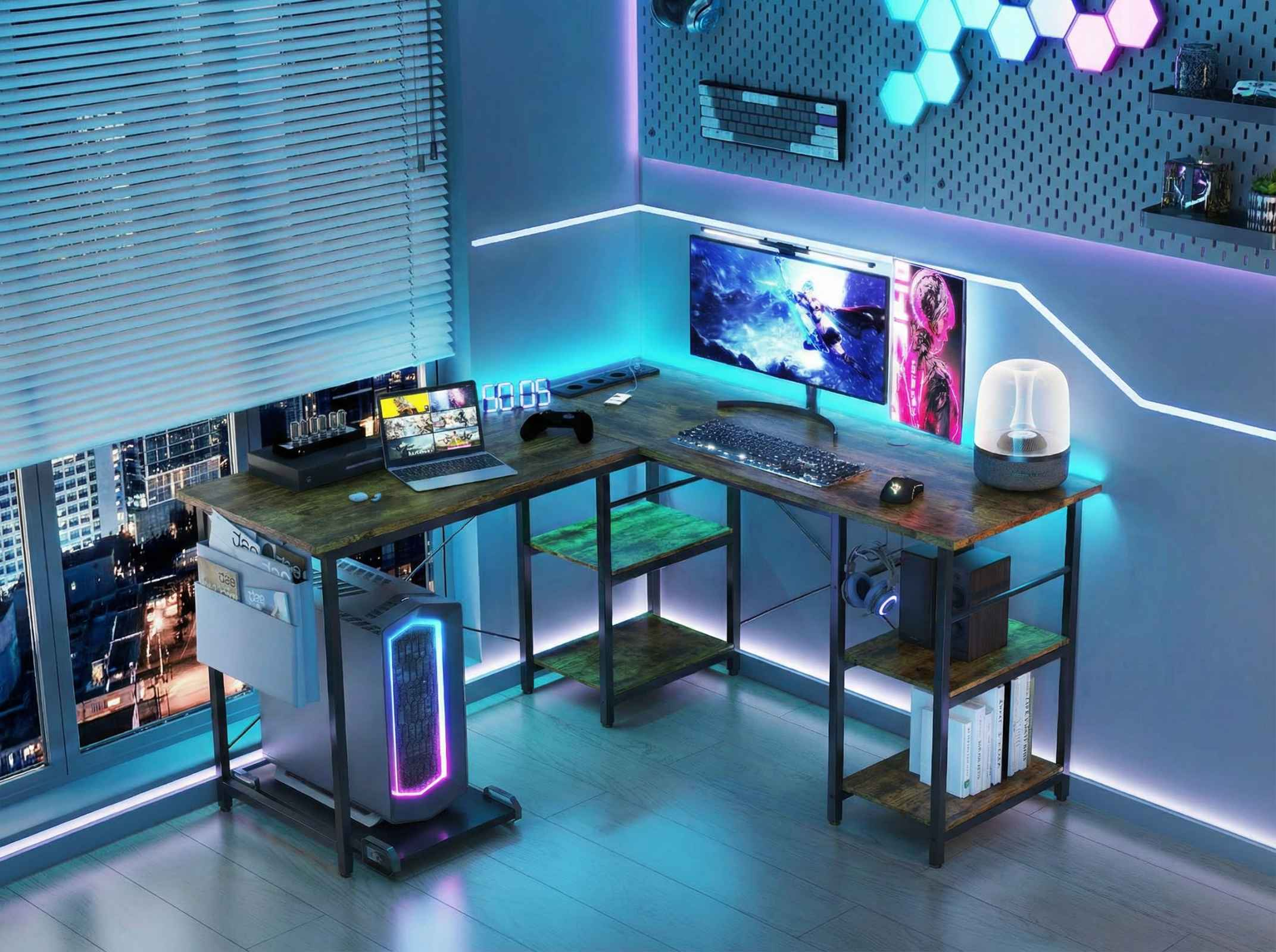 Ein Gaming-Schreibtisch mit zwei Monitoren, RGB-Beleuchtung und Stadtblick bei Nacht.