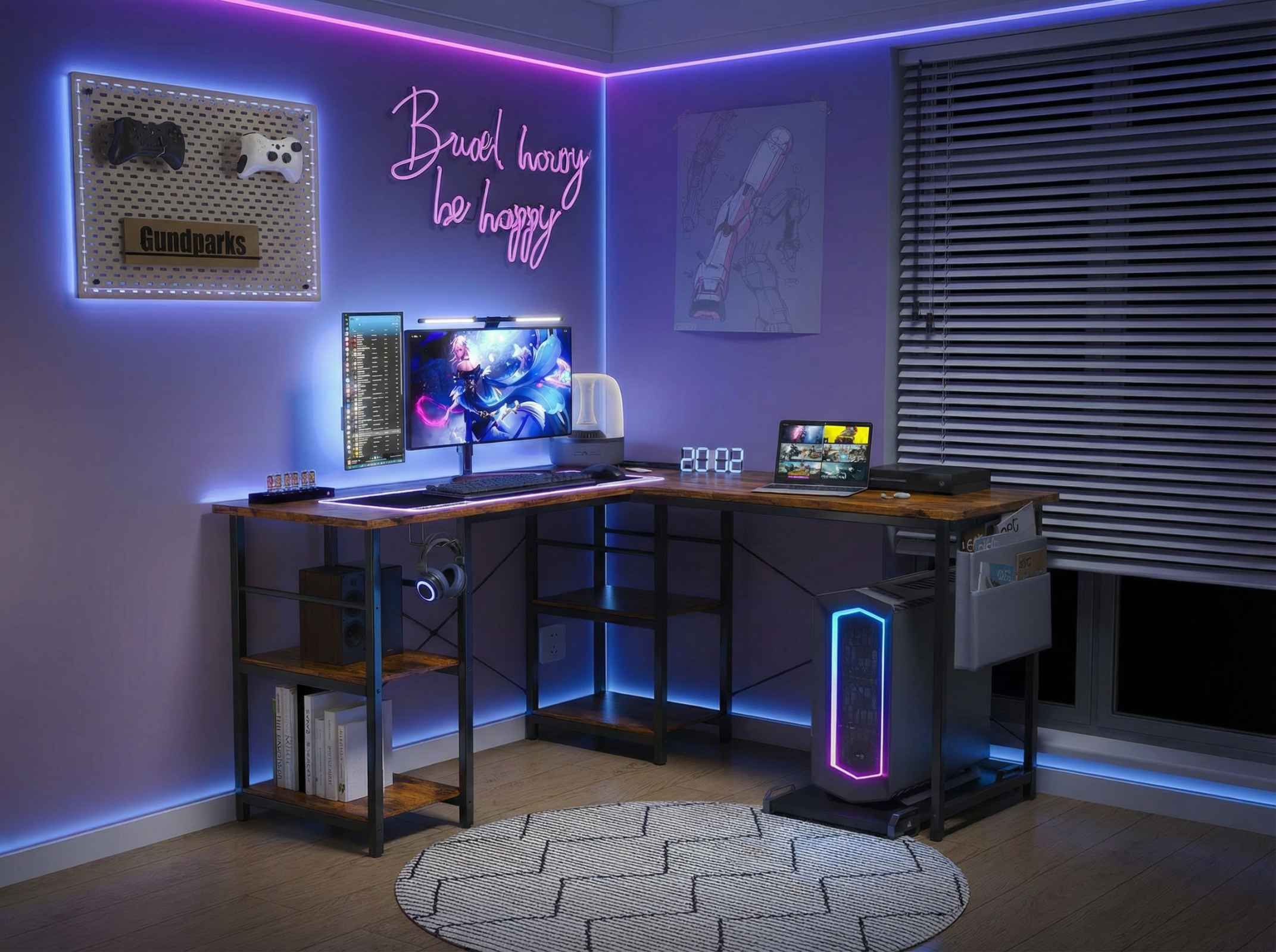 Ein L-förmiger Schreibtisch mit PCs, Monitoren, Laptops und RGB-Beleuchtung.