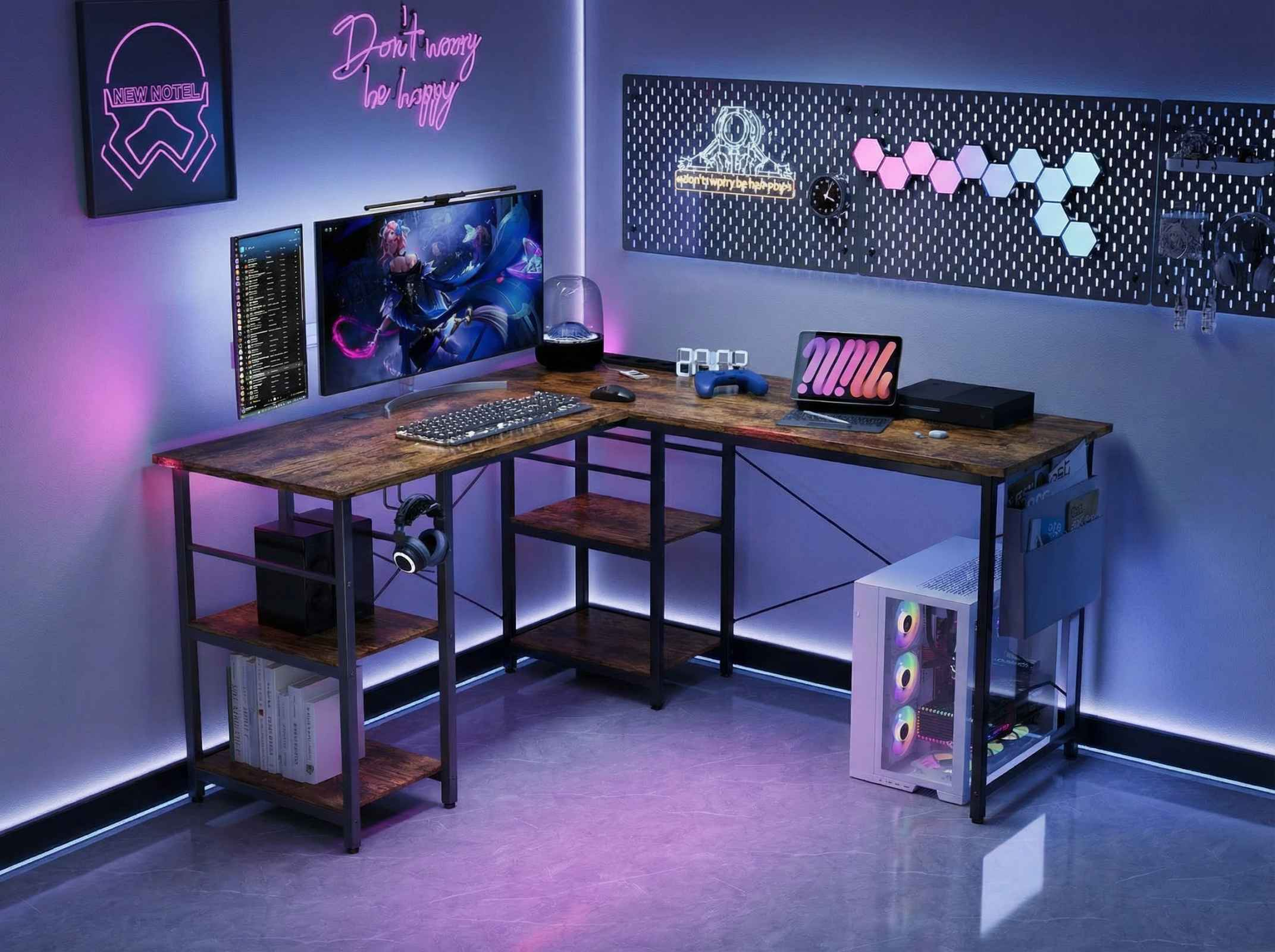 Ein L-förmiger Schreibtisch mit zwei Monitoren, Tastatur, Maus, PC und Neonlicht.