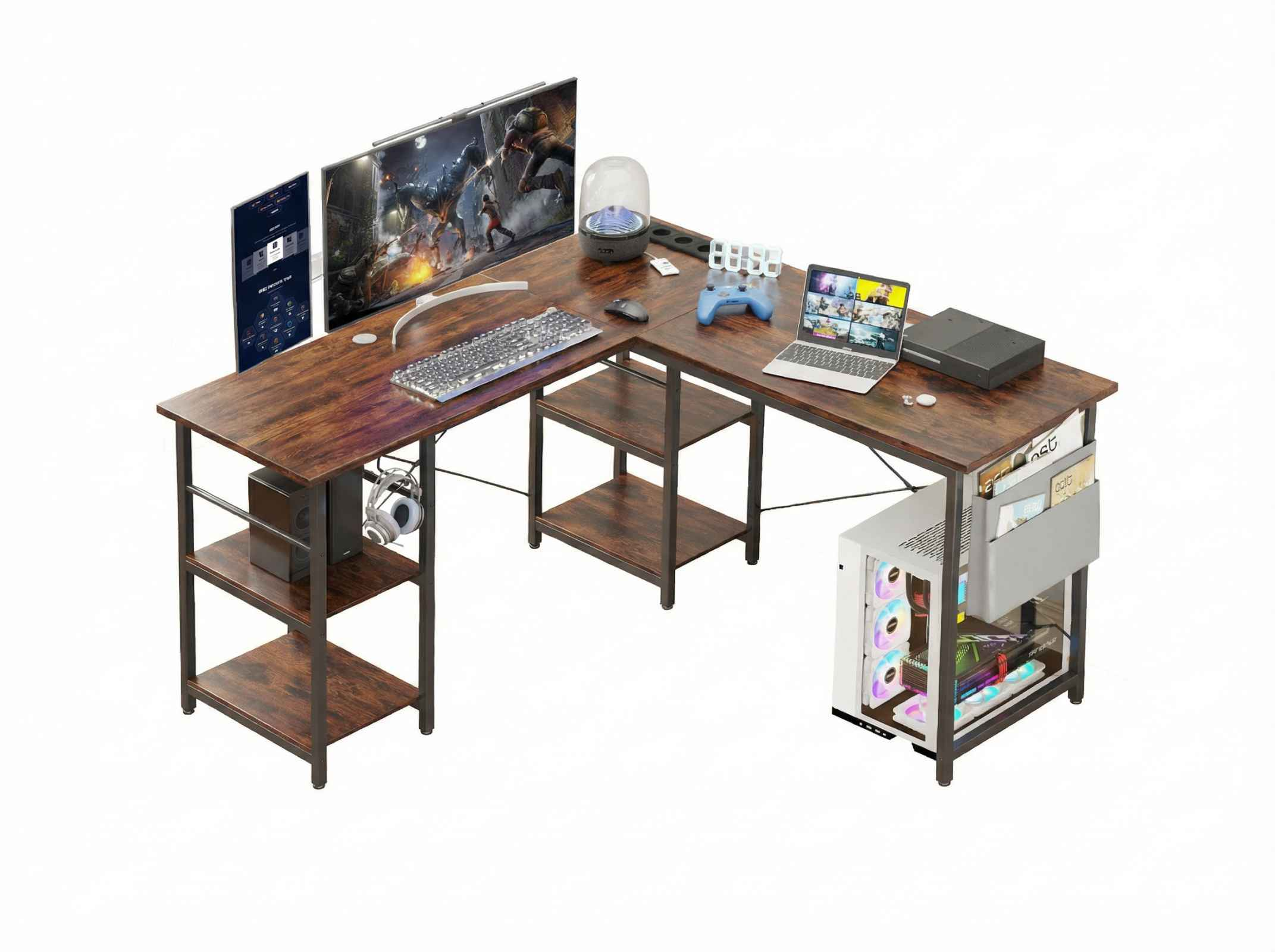 Ein Eckschreibtisch mit drei Monitoren, Laptop, Tastatur, Maus und PC.
