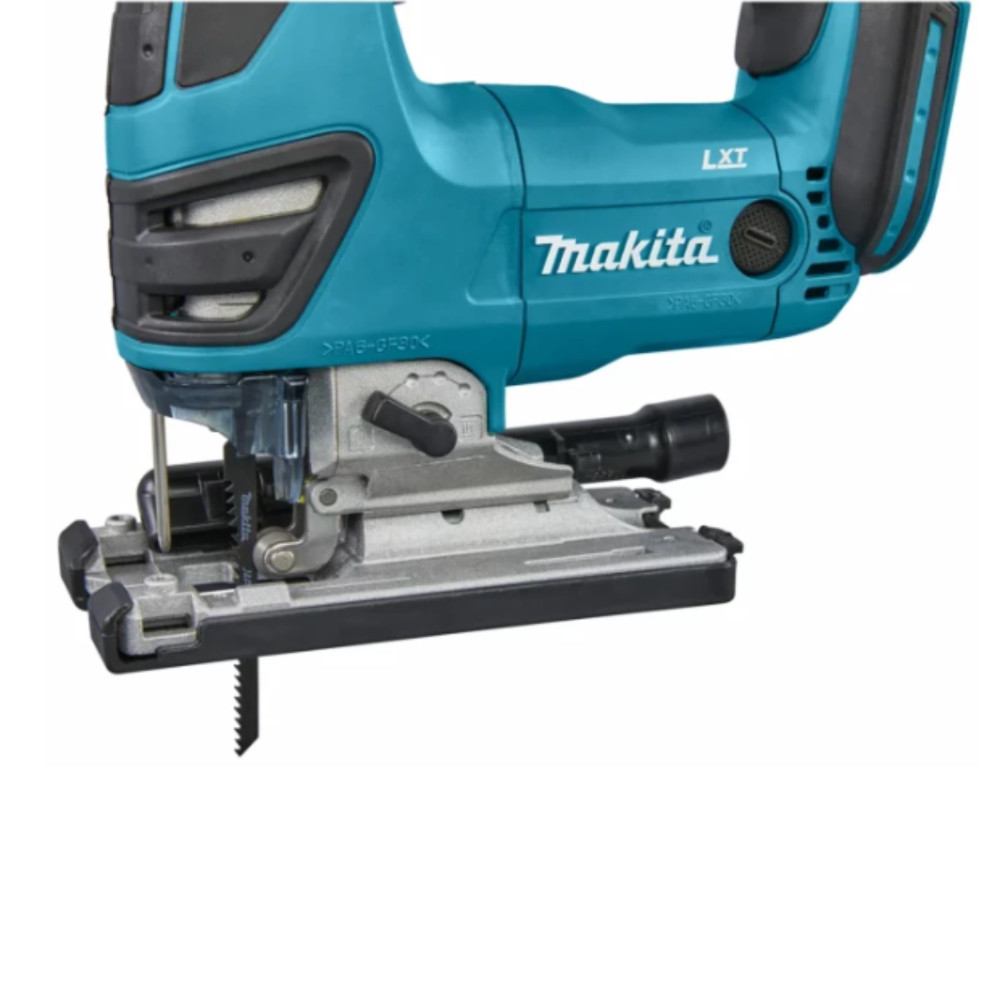 Zbliżenie na turkusową wyrzynarkę Makita z brzeszczotem i metalową podstawą.