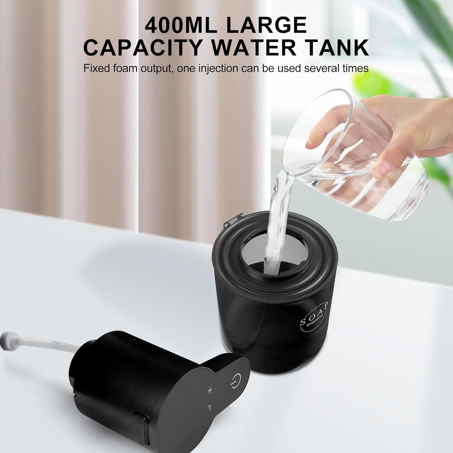 Eine Hand gießt Wasser aus einem Glas in einen schwarzen Seifenspender.
