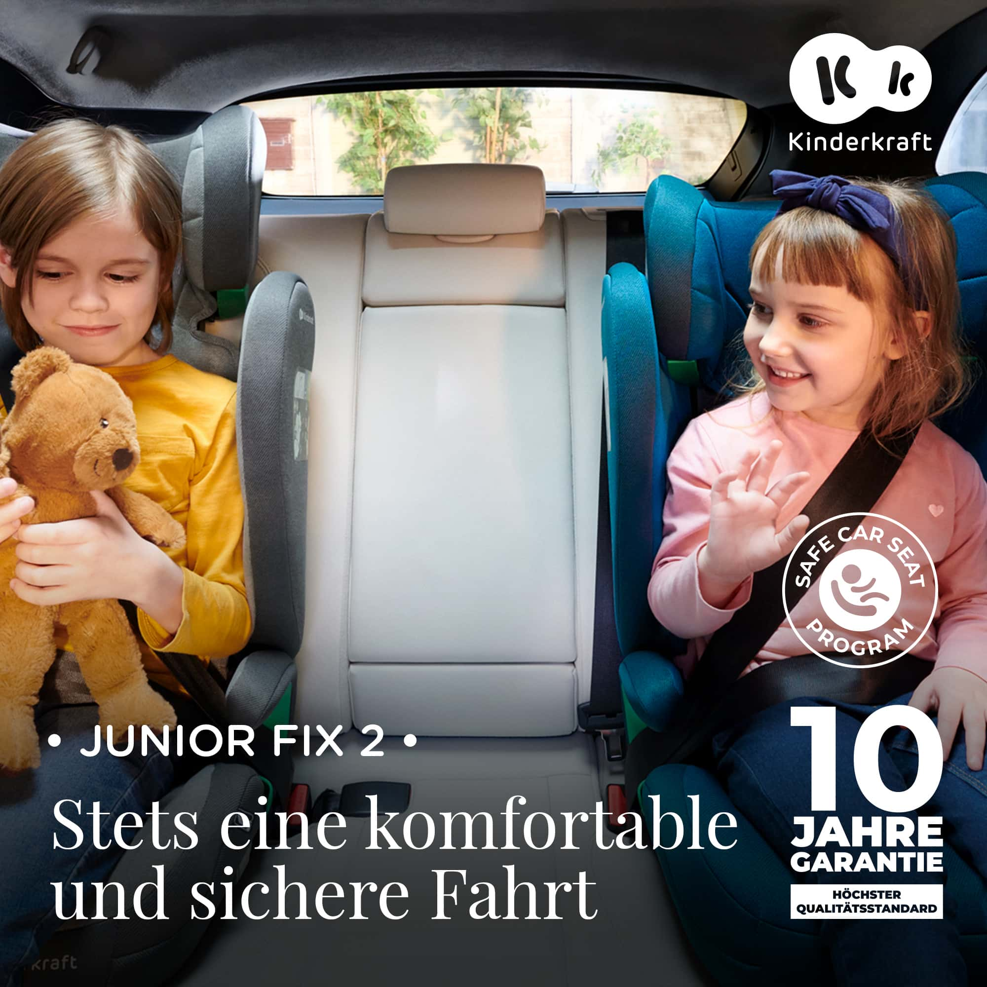Dos niños en asientos de coche. Uno sostiene un osito de peluche.