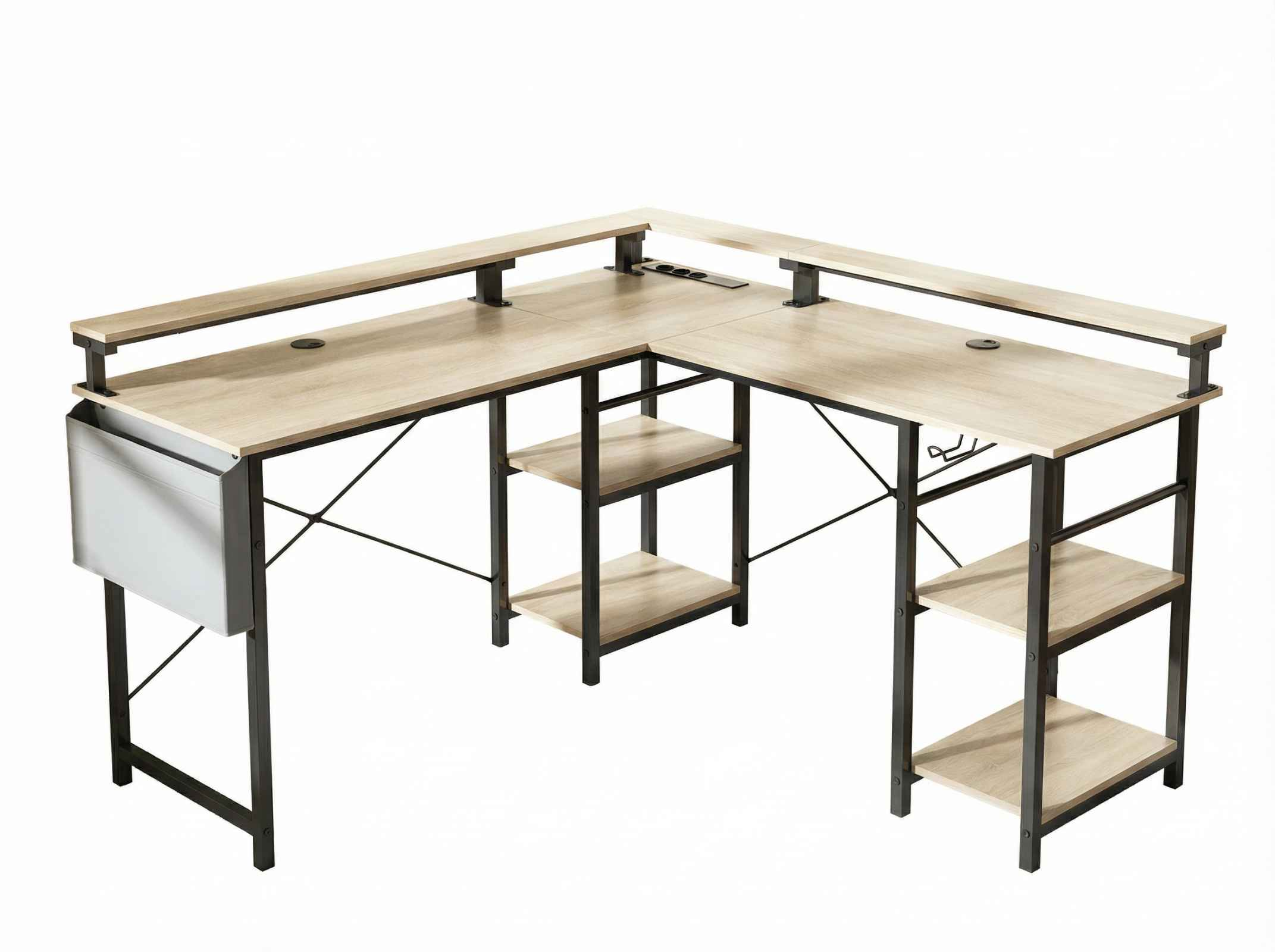 Ein L-förmiger Schreibtisch aus hellem Holz mit schwarzem Metallrahmen, mit Regalen.