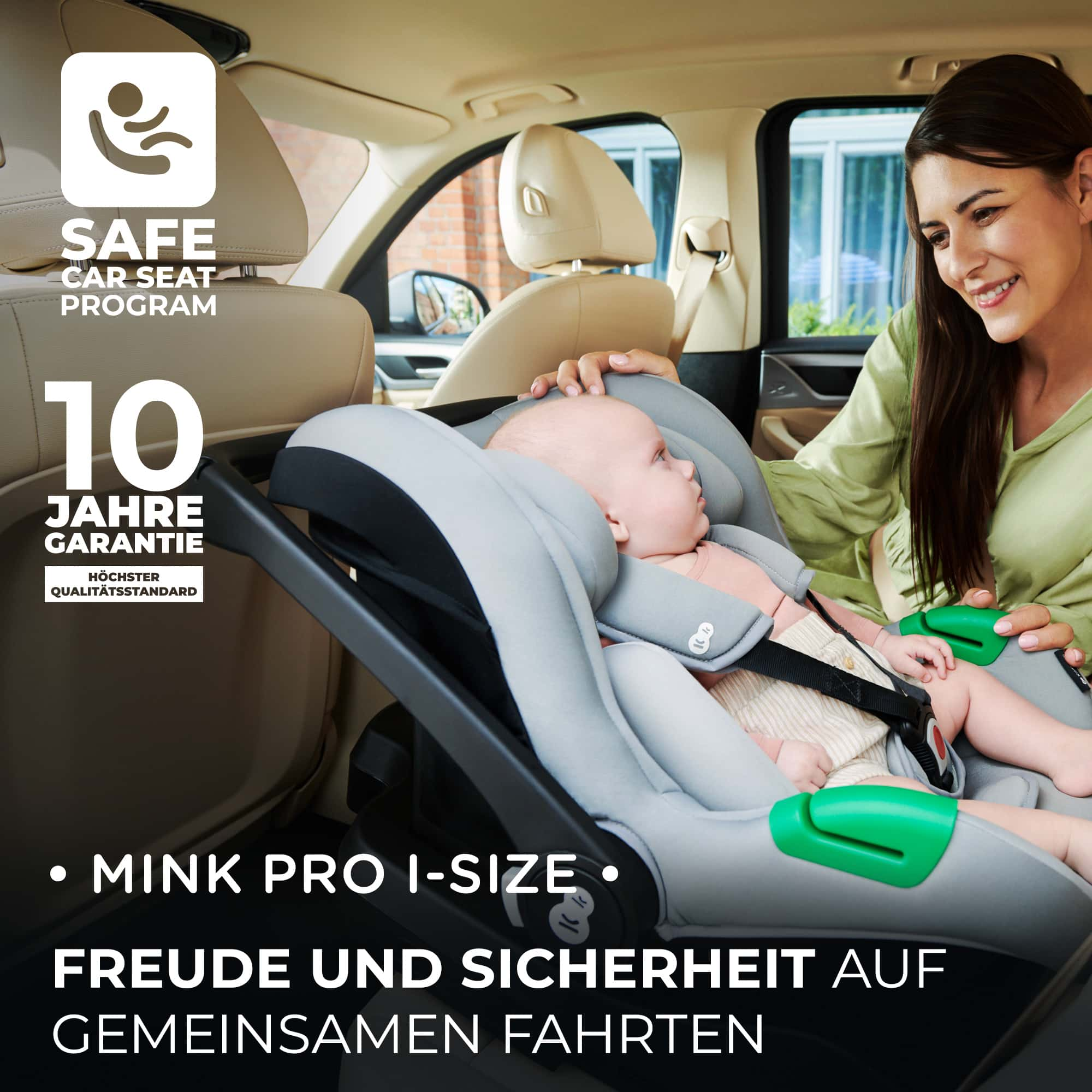 Eine Frau im Auto schaut auf ein Baby in einem Kindersitz. 10 Jahre Garantie.
