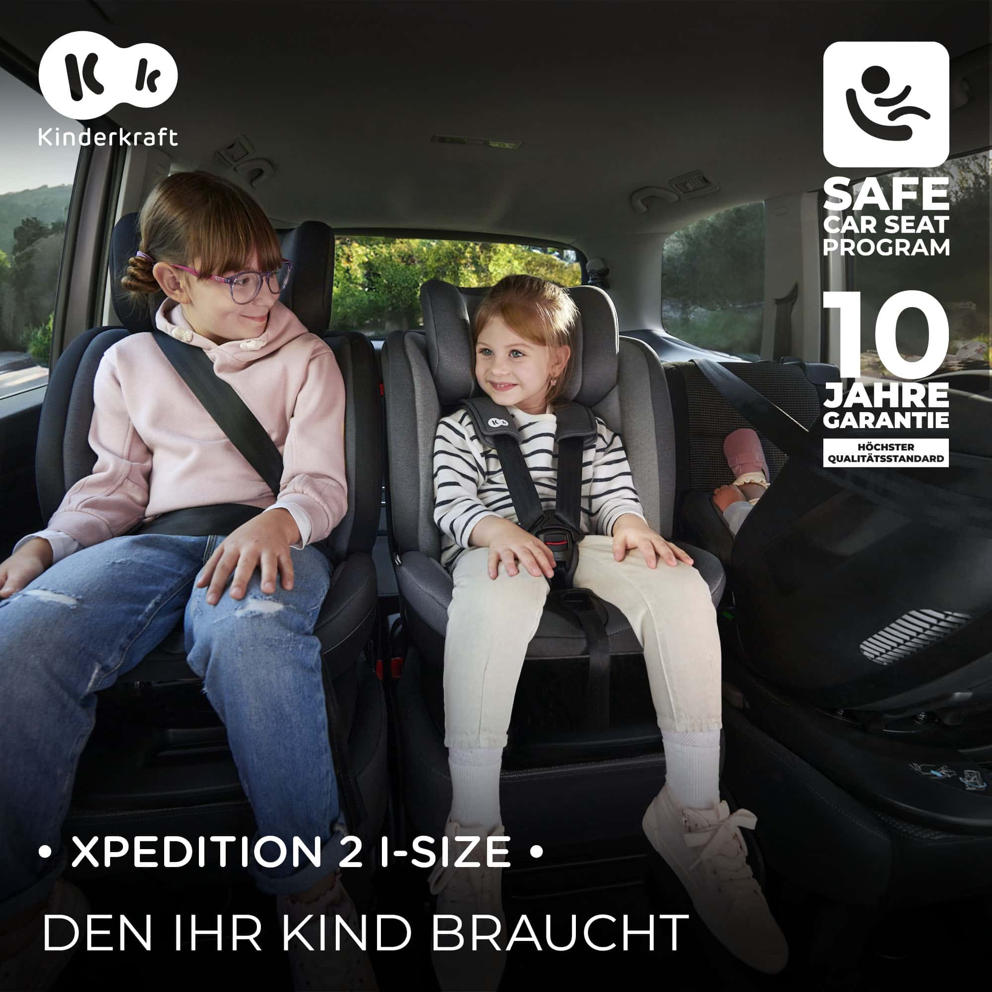 Zwei Kinder sitzen in Kindersitzen im Auto. Ein Logo und Text sind sichtbar.