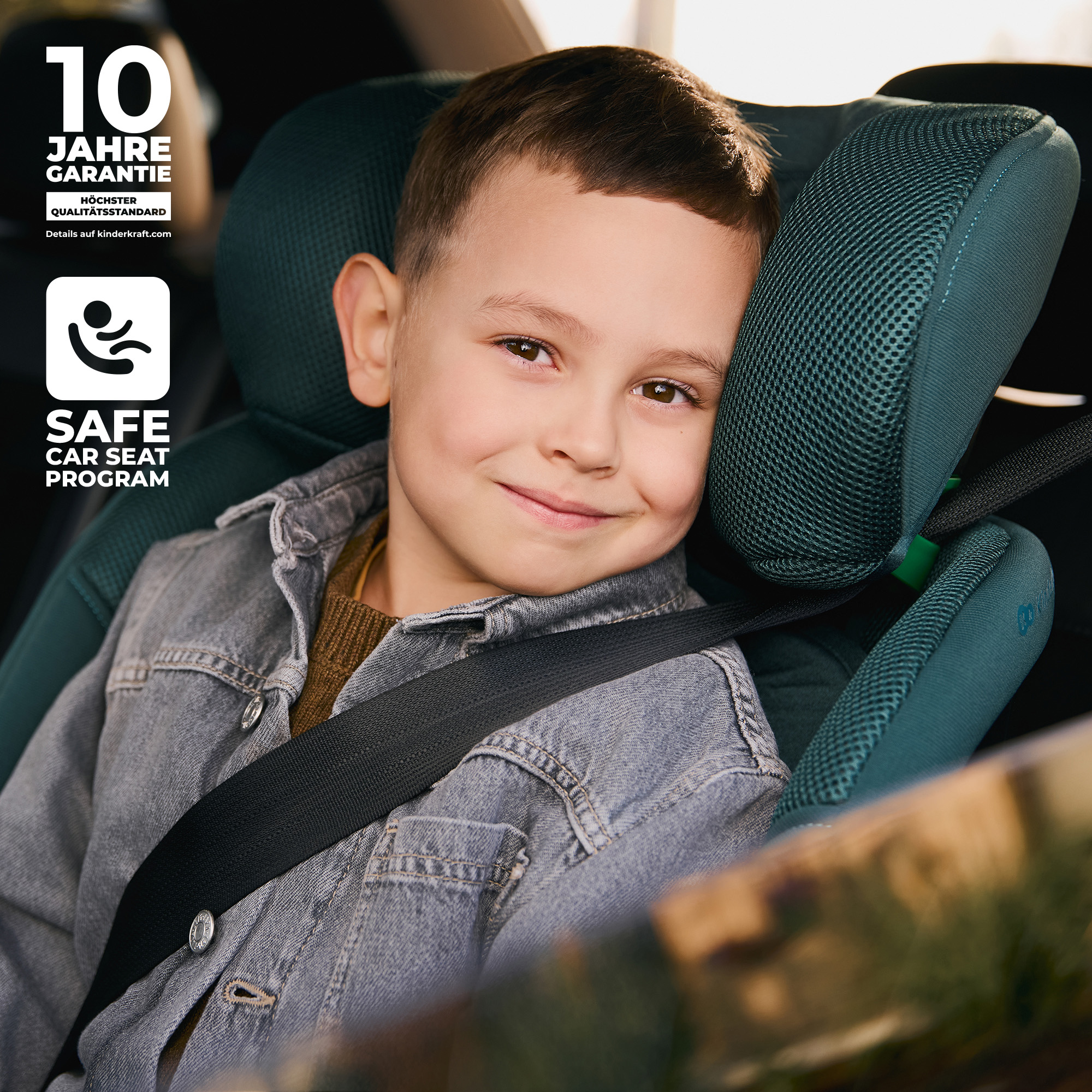 Ein Junge sitzt in einem Autositz mit 10 Jahren Garantie.