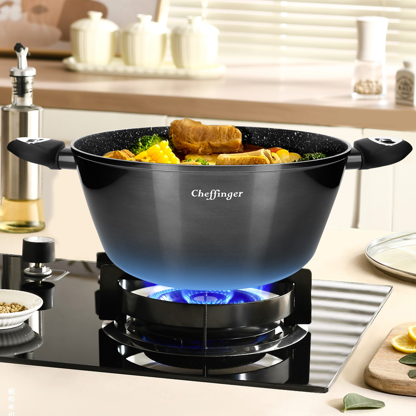 Una olla negra con comida sobre un hornillo de gas con llama azul.