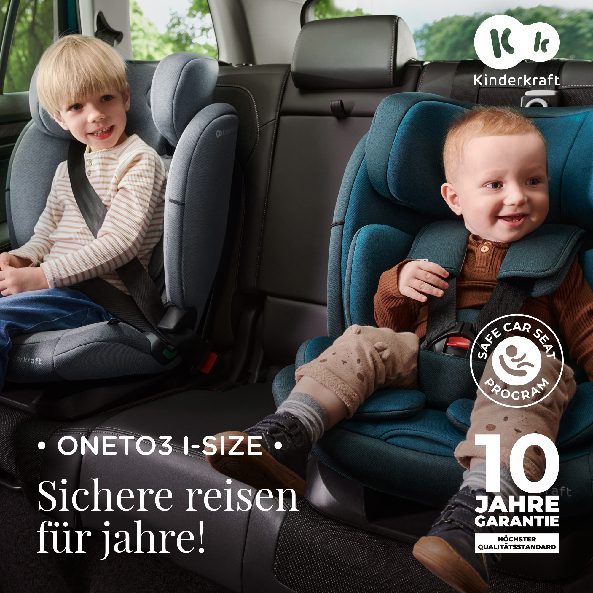 Zwei Kinder in Kindersitzen im Auto. Das Logo von Kinderkraft ist oben rechts.