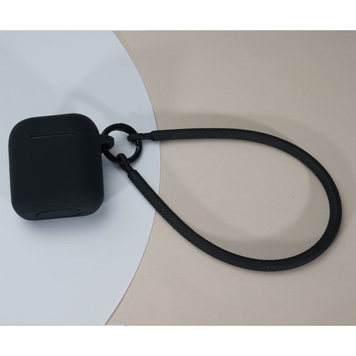 Schwarzes Kopfhörer-Etui mit Lanyard auf hellem Hintergrund.