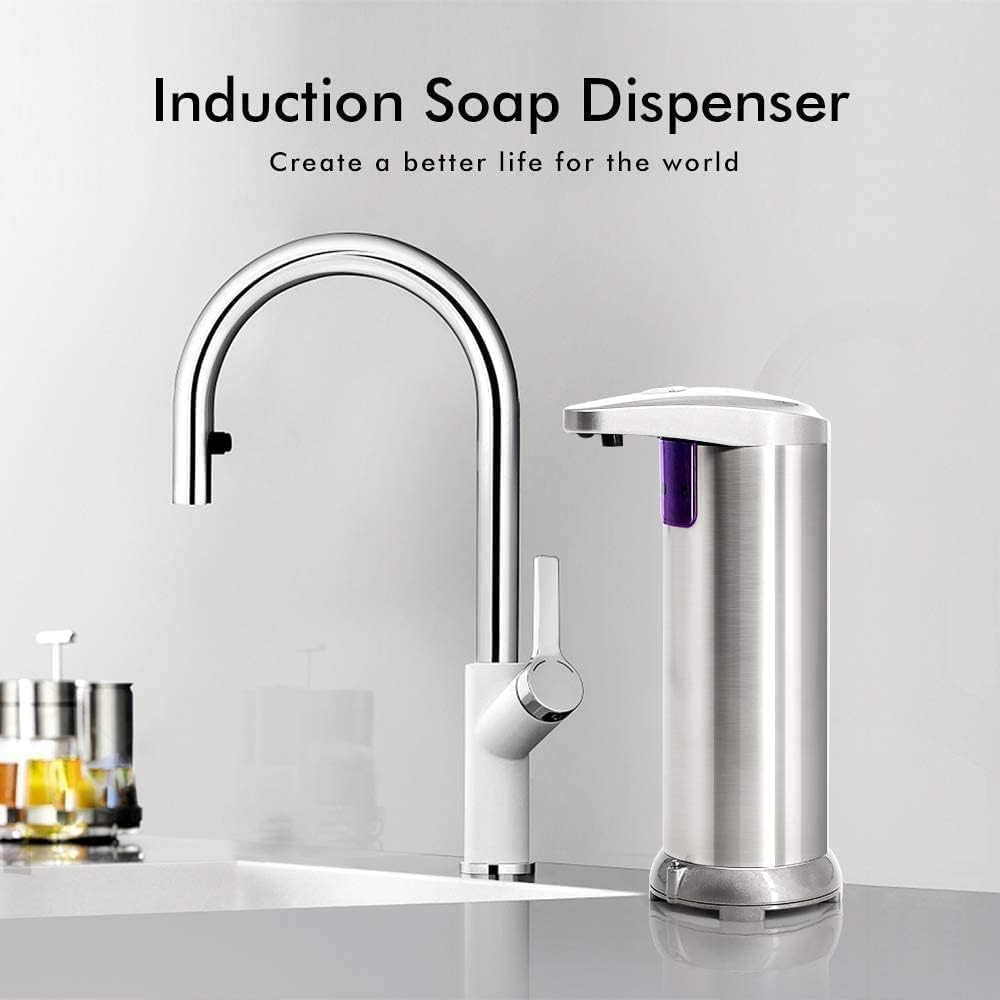 Ein moderner Wasserhahn und ein silberner Seifenspender stehen nebeneinander.