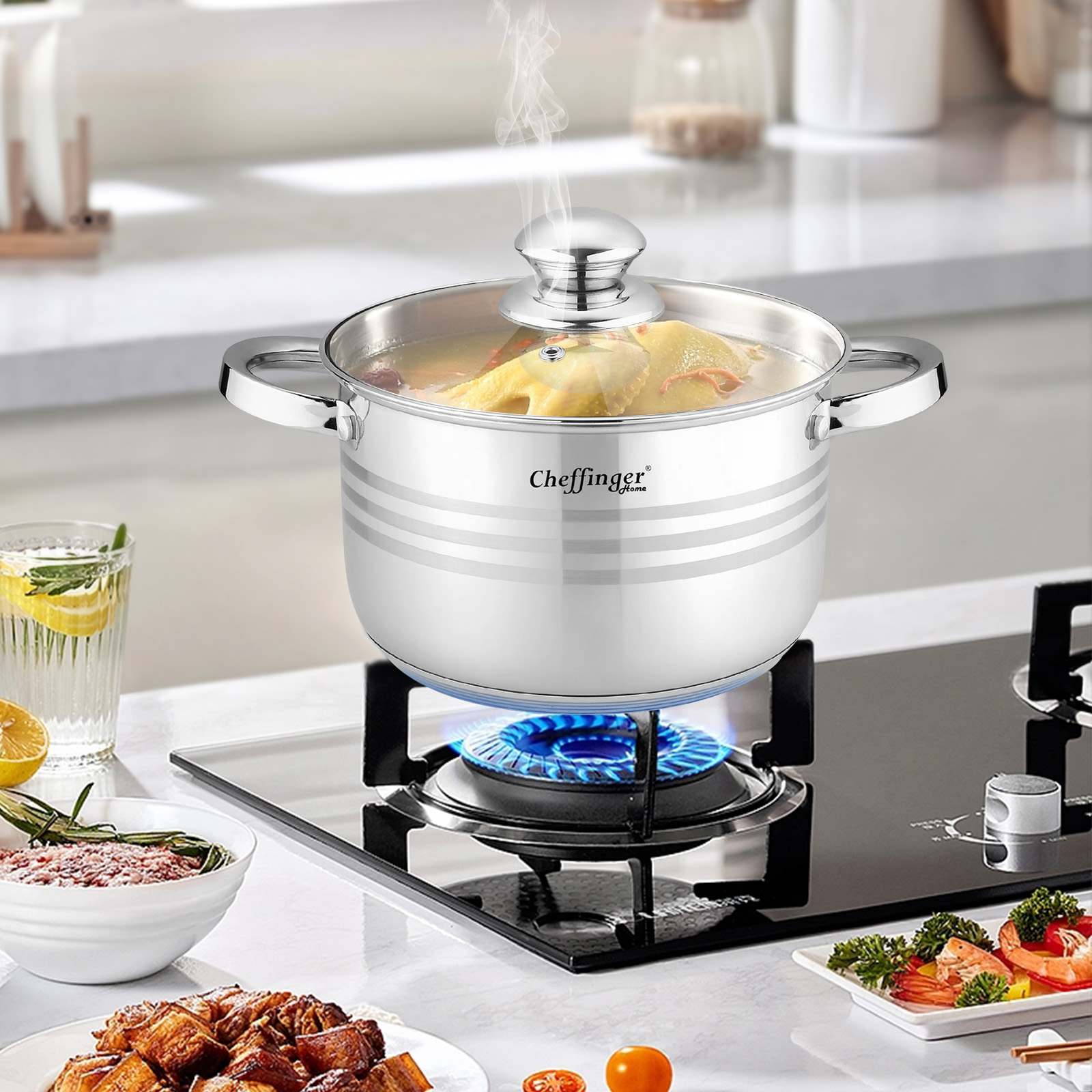 Una olla de pollo cocinándose en una estufa de gas, con un vaso de agua y comida cerca.