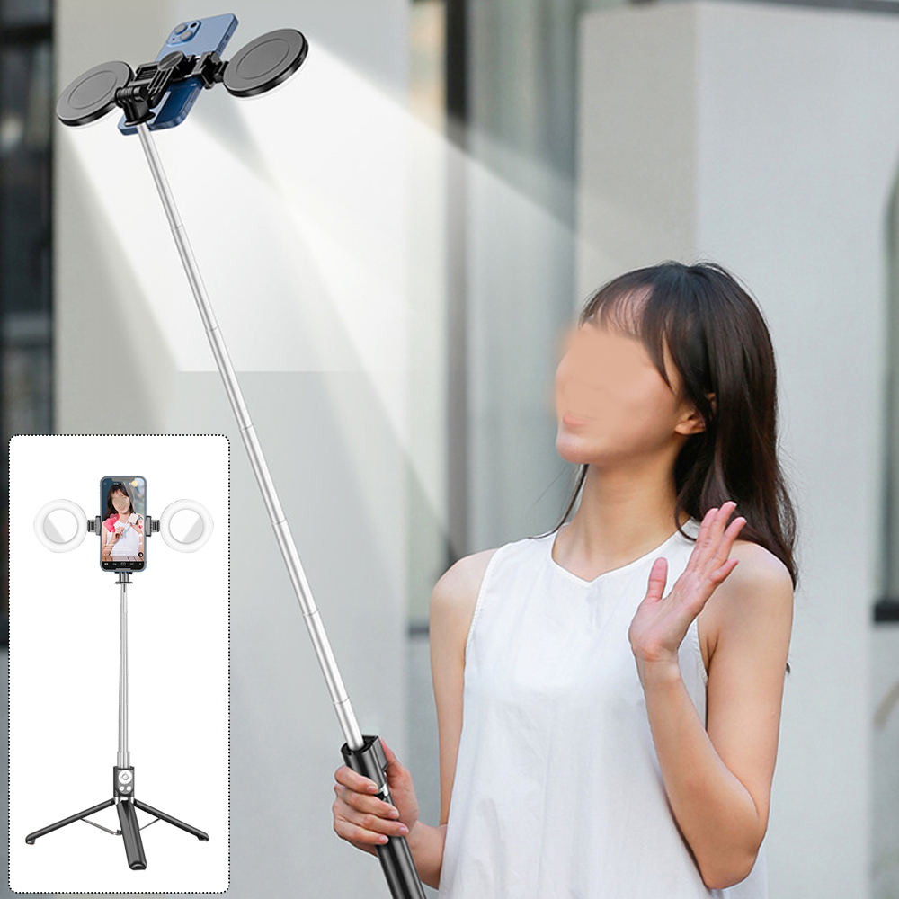 Eine Frau mit einem Selfie-Stick, der mit Lichtern und einem Smartphone ausgestattet ist.