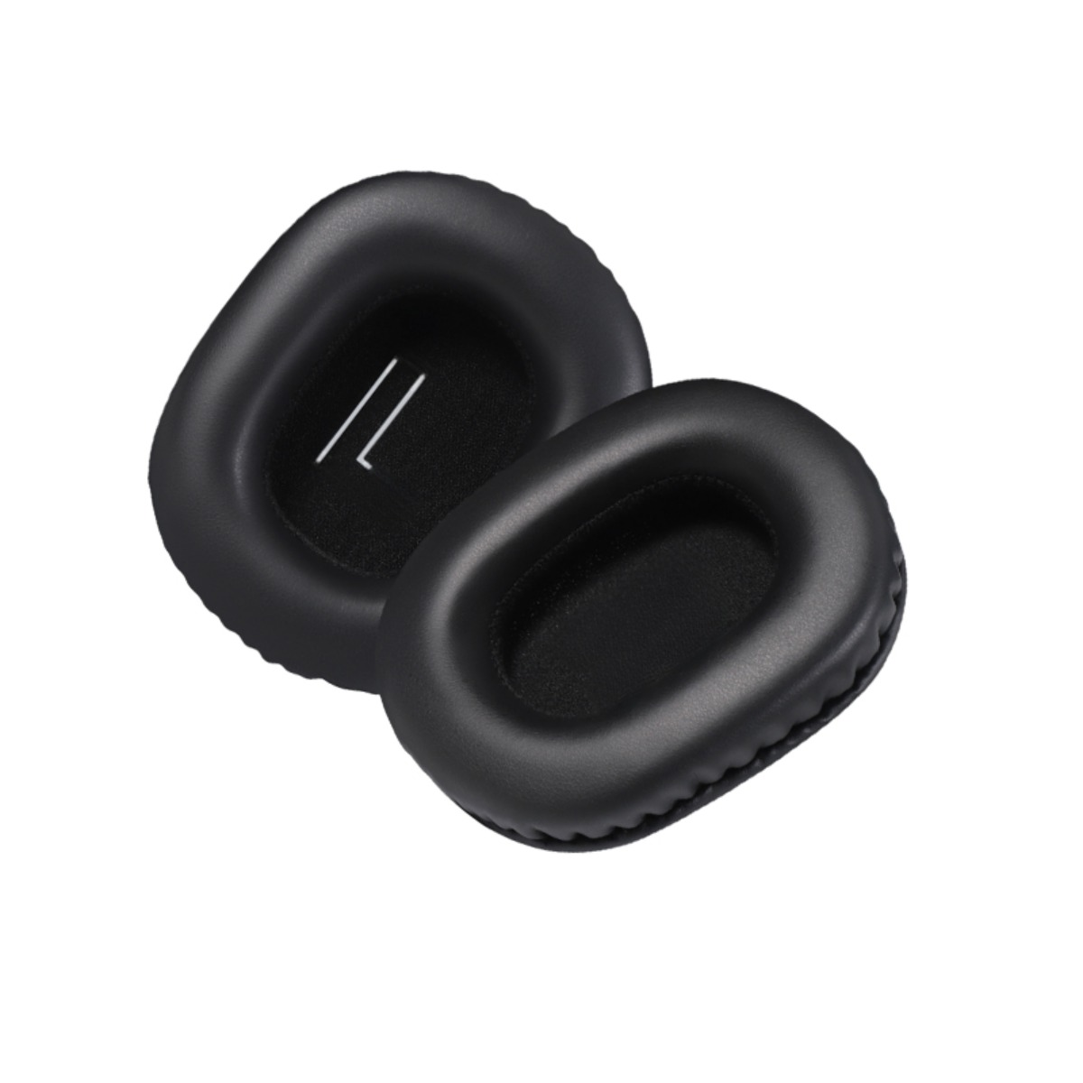 Deux coussinets noirs pour casque sont couchés l'un à côté de l'autre.