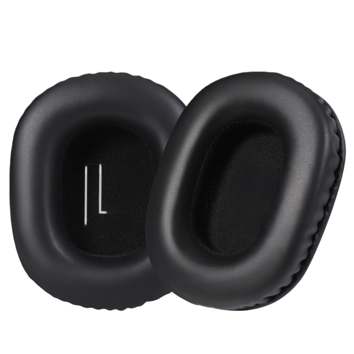 Deux coussinets noirs de casque avec un symbole L blanc sur fond blanc.