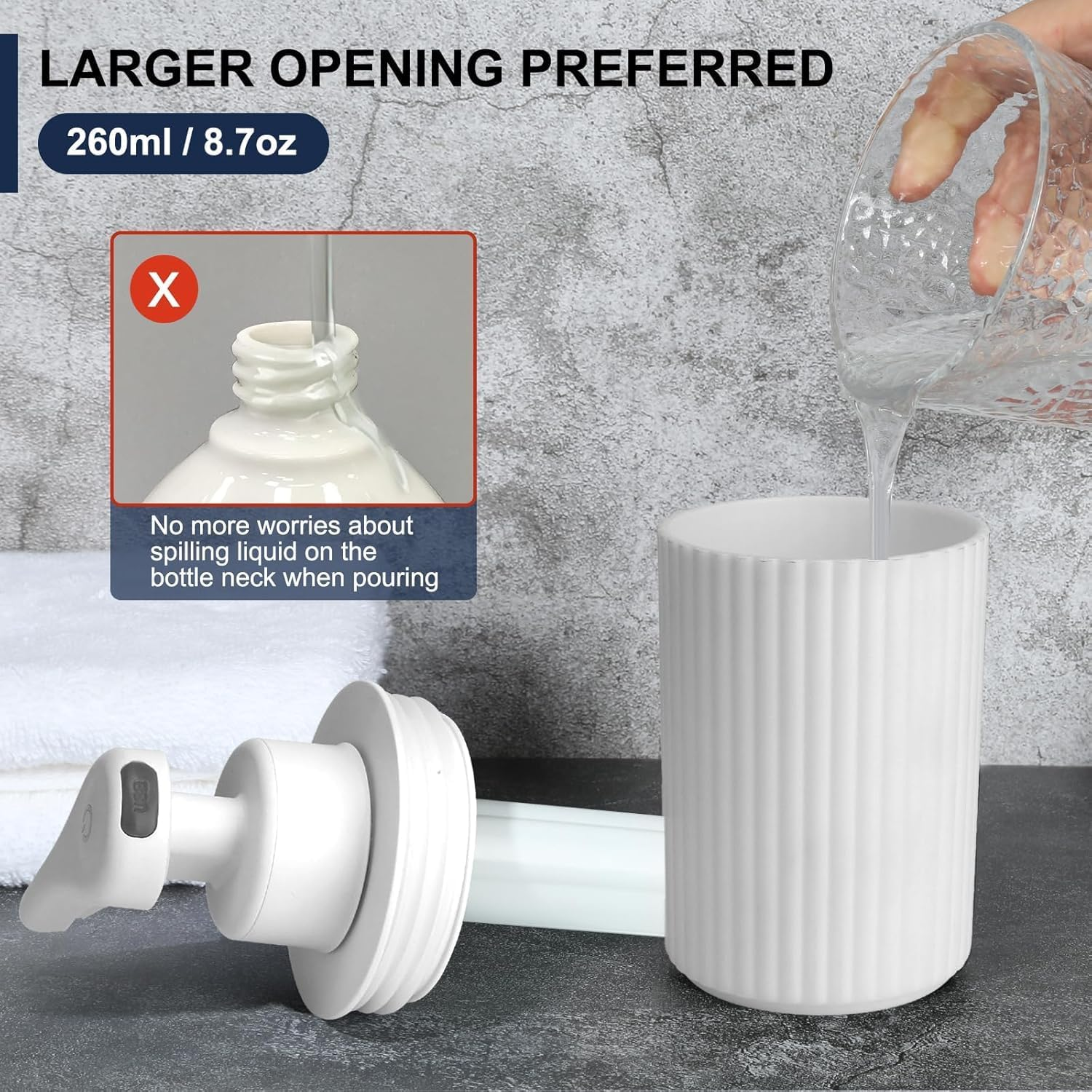 Weiße Dispenserpumpe mit breiter Öffnung, daneben ein weißer Becher, in den Wasser gegossen wird.