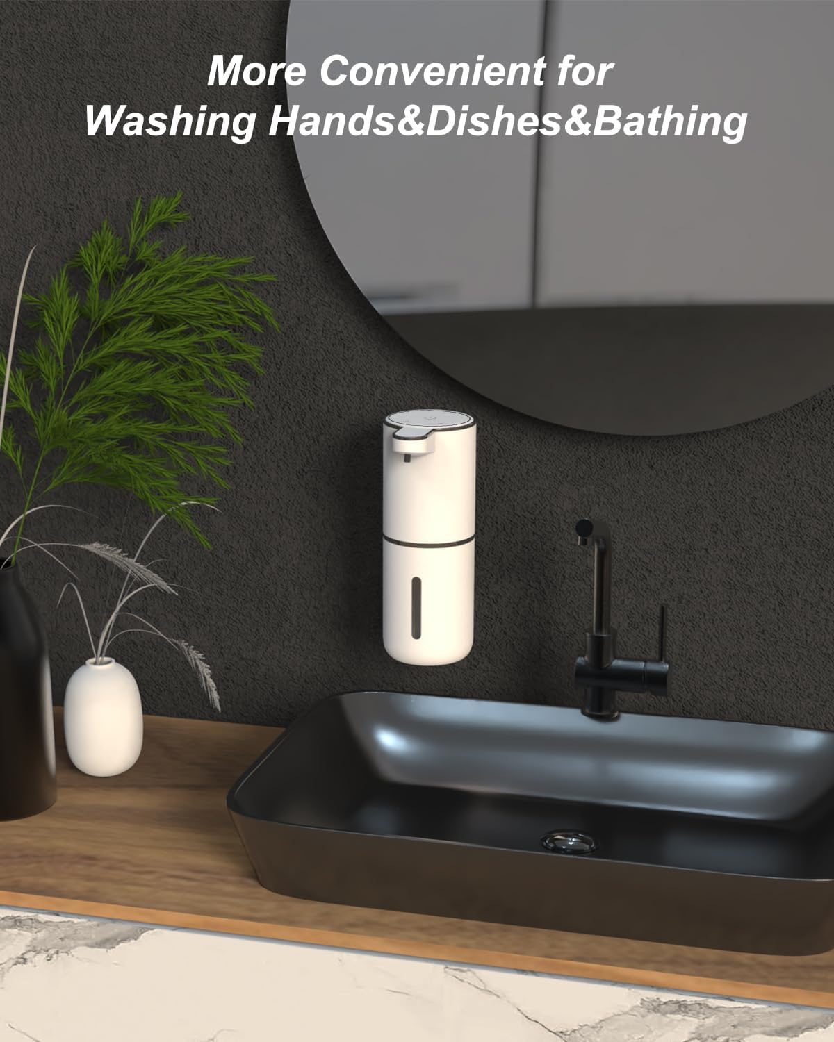 Ein weißer Seifenspender über einem schwarzen Waschbecken mit Armatur.