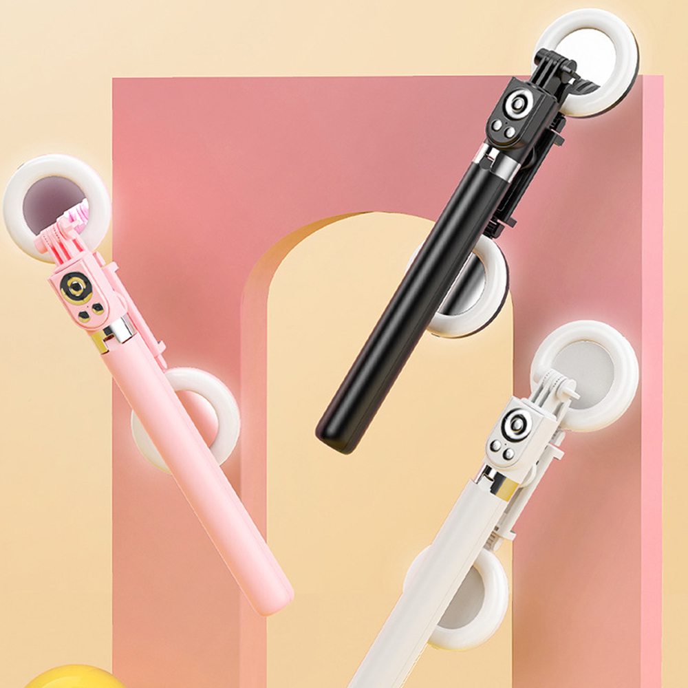Drei Selfie-Sticks in Rosa, Schwarz und Weiß mit Ringlichtern auf einem pastellfarbenen Hintergrund.