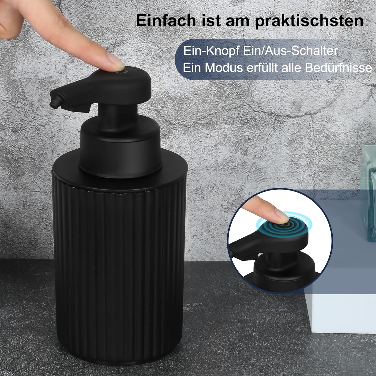 Schwarzer Seifenspender mit Ein-Knopf-Bedienung wird von einer Hand betätigt.