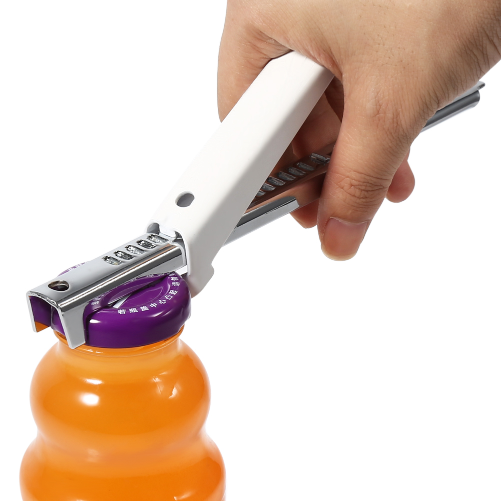 Eine Hand benutzt einen weißen Flaschenöffner, um einen lila Deckel von einer orangefarbenen Flasche zu drehen.