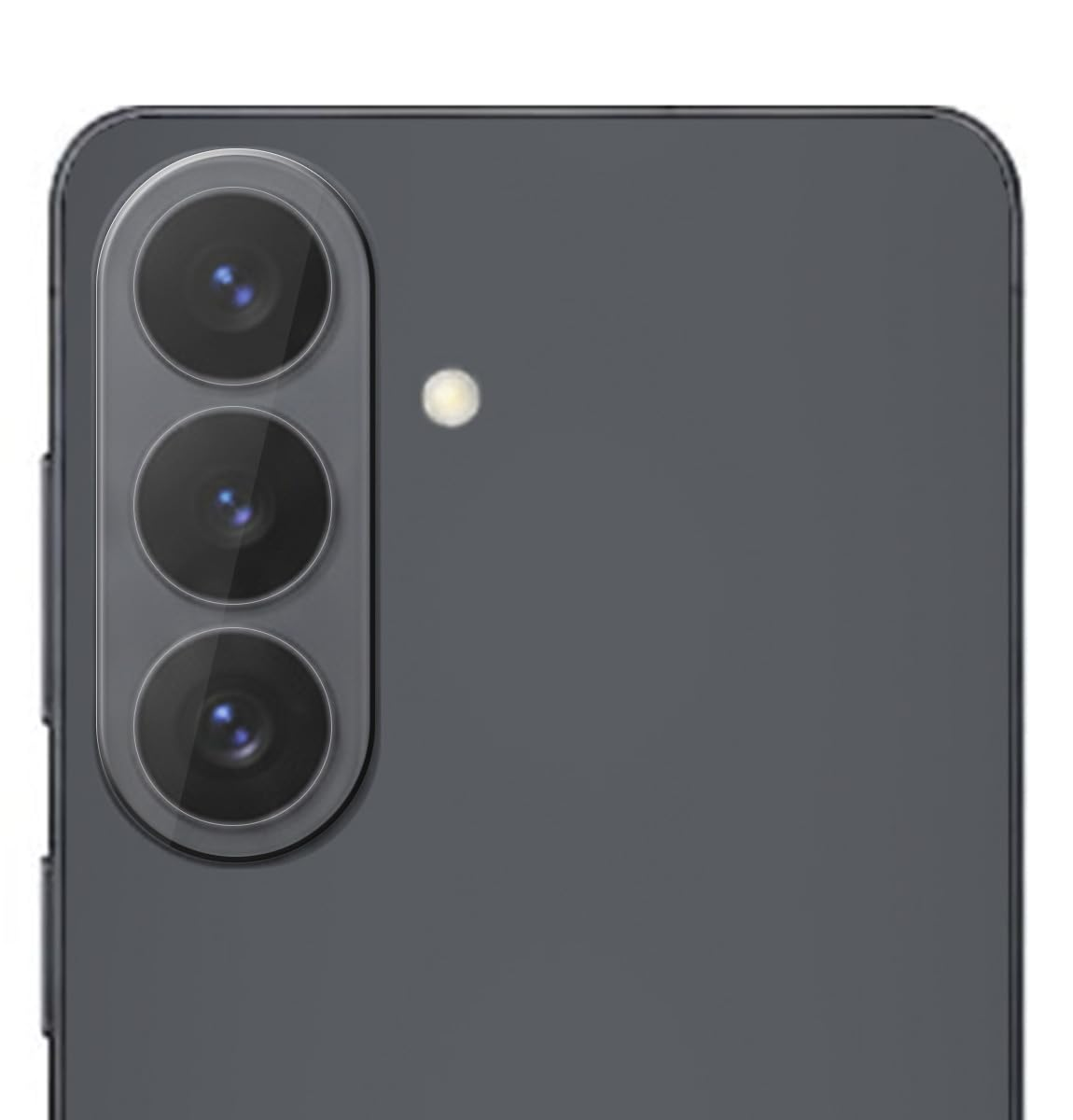 Vista trasera de un smartphone oscuro con tres cámaras y flash.