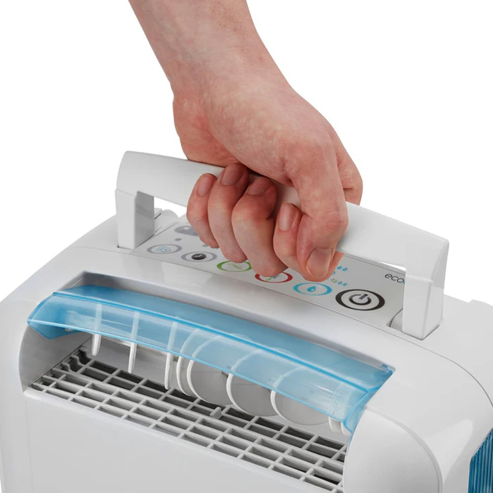 Een hand grijpt het handvat van een wit apparaat met blauwe en grijze bedieningsknoppen.