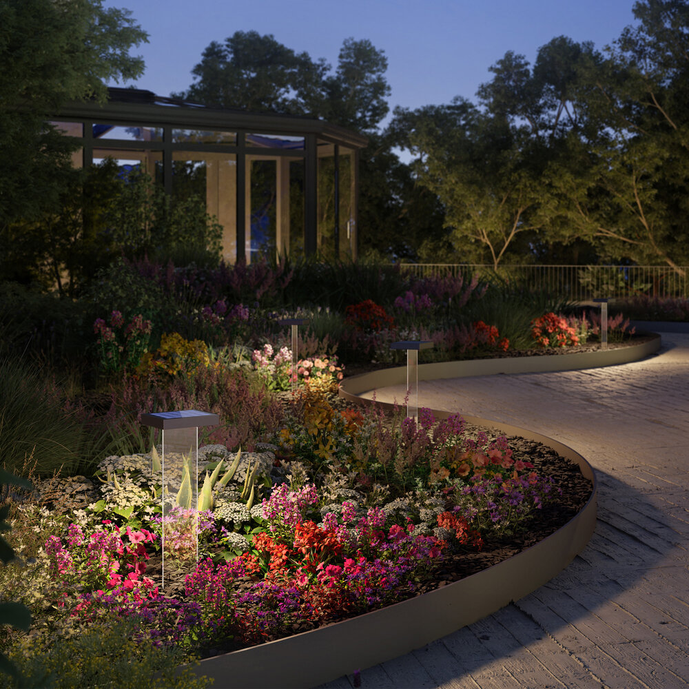 Ein beleuchteter Gartenweg mit bunten Blumenbeeten und Laternen in der Dämmerung.