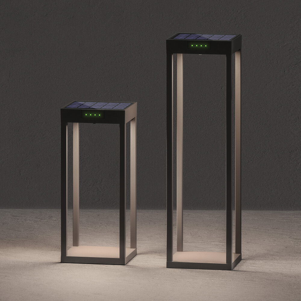 Zwei moderne rechteckige Laternen mit Solarpaneelen und grünen Lichtern.