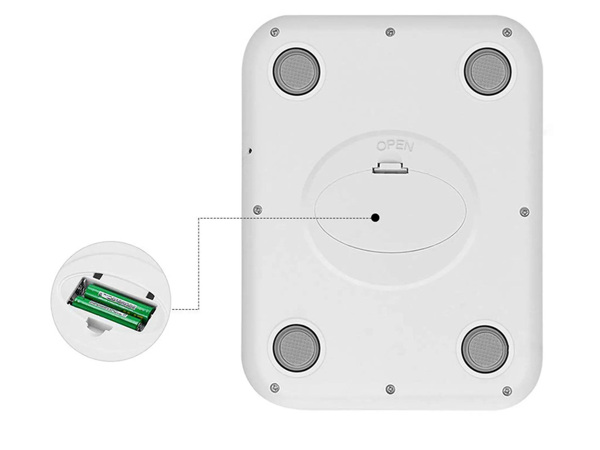 Die Unterseite einer weißen Waage mit Batteriefach und zwei Batterien.