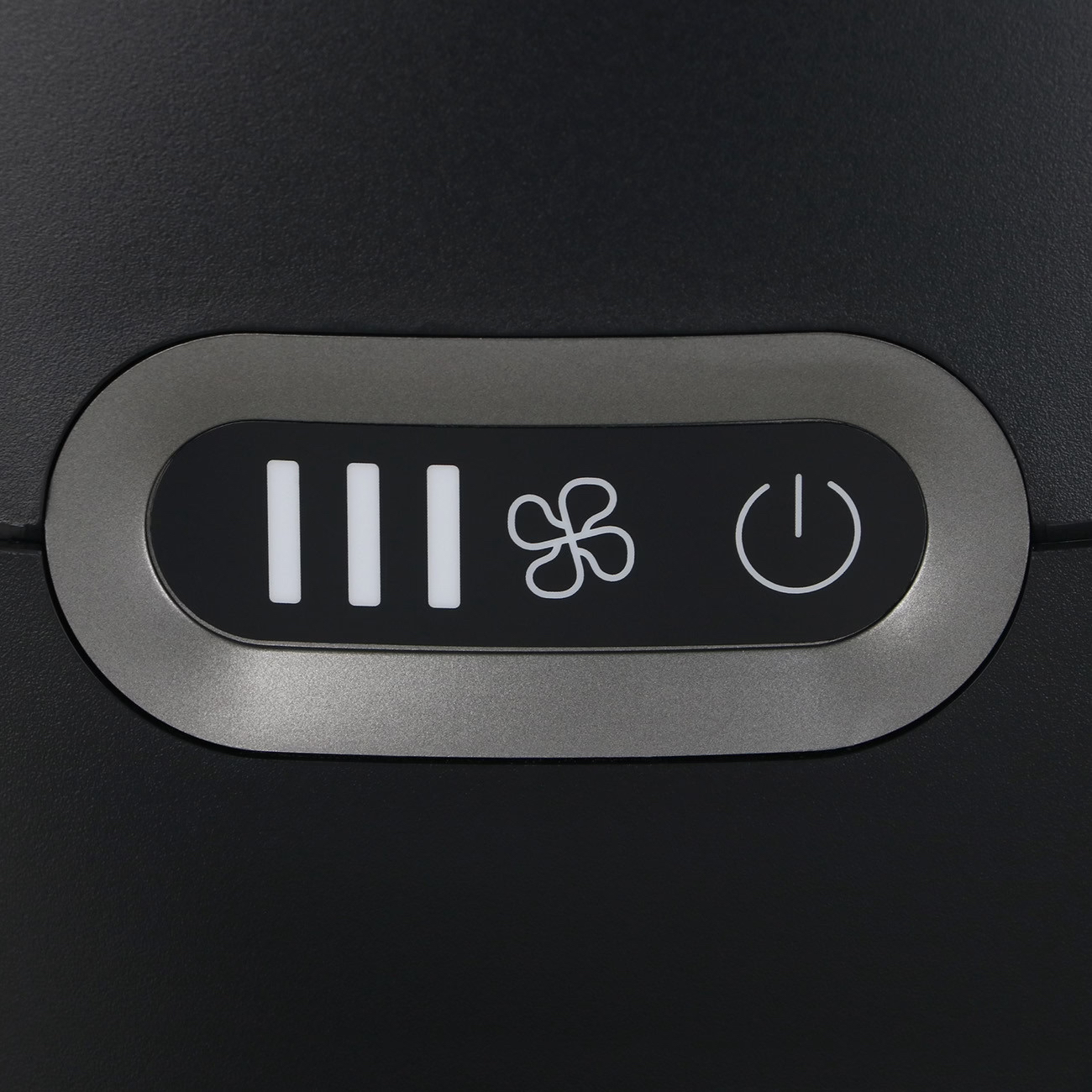 Drei weiße Balken, ein Lüftersymbol und ein Ein-/Aus-Symbol auf schwarzem Grund.