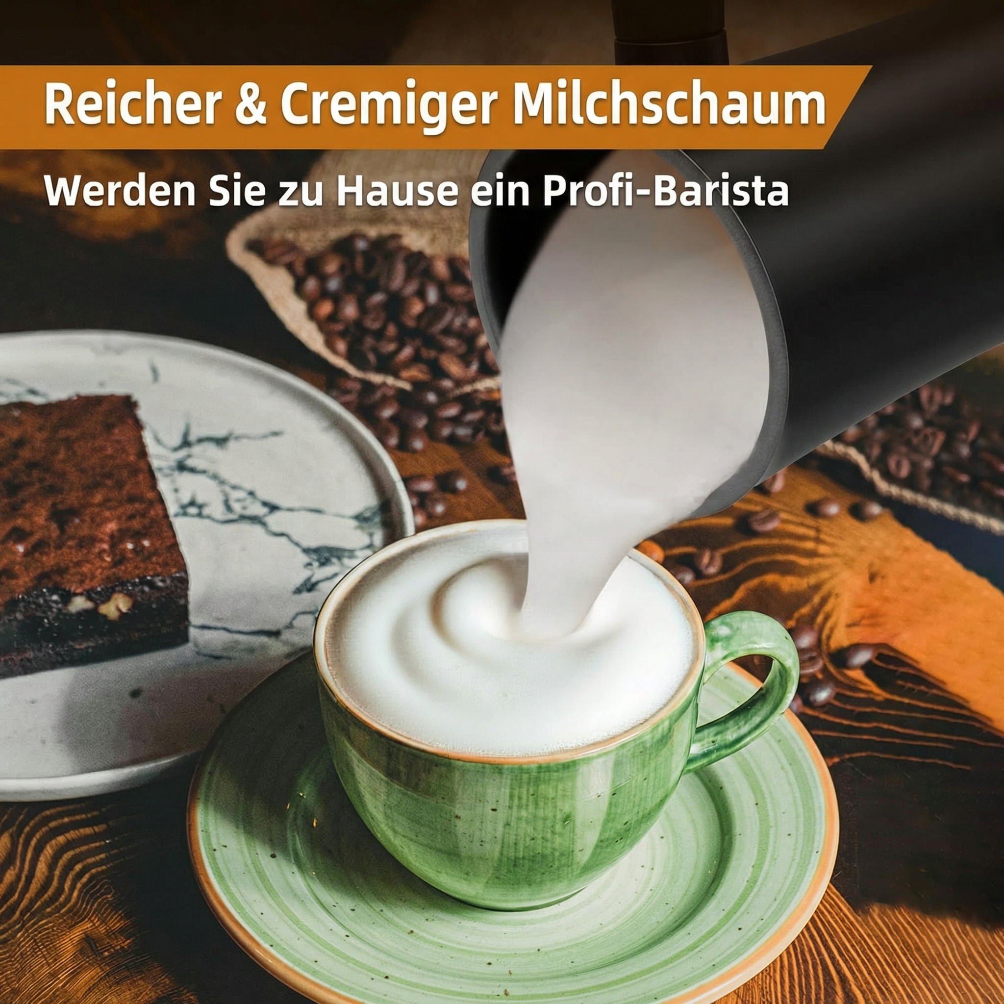 Milchschaum wird in eine grüne Tasse gegossen. Daneben ein Brownie.