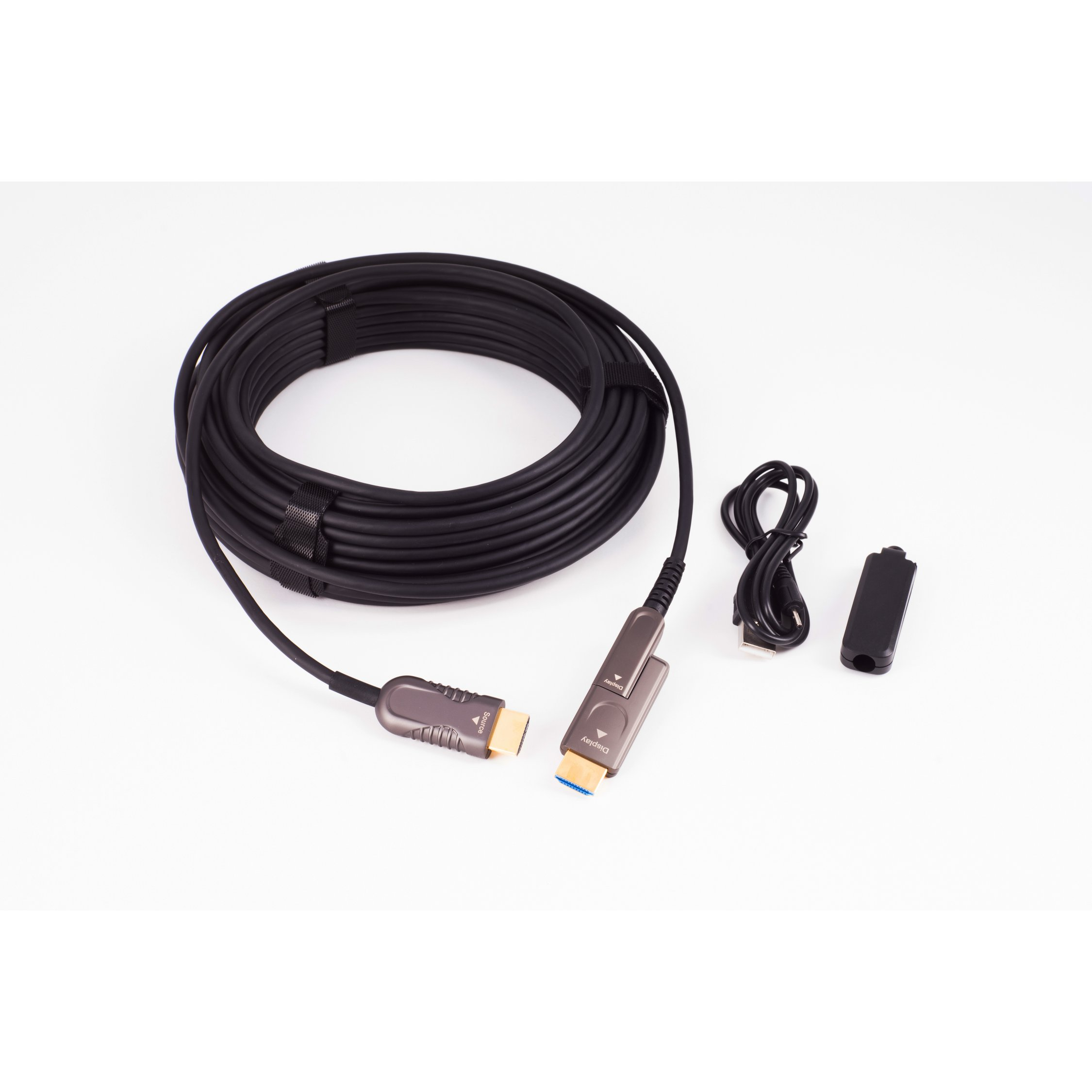 Schwarzes HDMI-Kabel, aufgerollt, mit Anschlüssen und USB-Kabel.